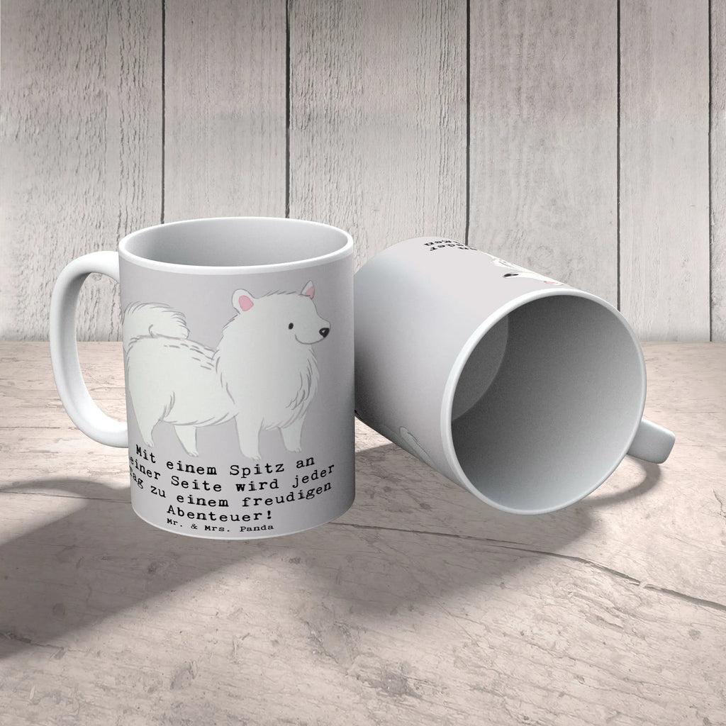 Mug Mit einem Spitz an deiner Seite wird jeder Tag zu einem freudigen Abenteuer! Geschenktasse, Keramiktasse, Kaffeetasse, Teetasse, Tasse, Bürotasse, Tasse mit Motiven, Tasse mit Zitaten, Porzellantasse, Hund, Hunderasse, Rassehund, Hundebesitzer, Geschenk, Tierfreund, Schenken, Welpe