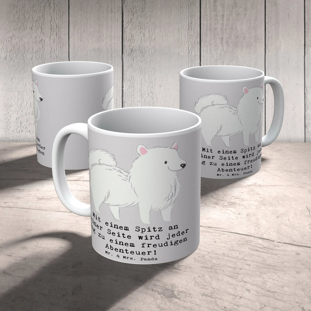 Mug Mit einem Spitz an deiner Seite wird jeder Tag zu einem freudigen Abenteuer! Geschenktasse, Keramiktasse, Kaffeetasse, Teetasse, Tasse, Bürotasse, Tasse mit Motiven, Tasse mit Zitaten, Porzellantasse, Hund, Hunderasse, Rassehund, Hundebesitzer, Geschenk, Tierfreund, Schenken, Welpe