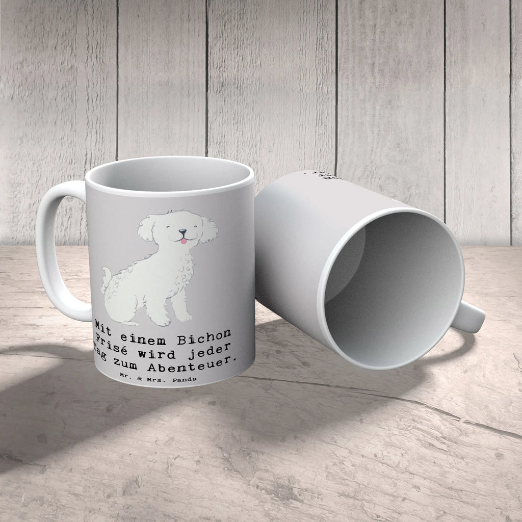 Mug Mit einem Bichon Frisé wird jeder Tag zum Abenteuer. Tasse, Geschenktasse, Keramiktasse, Bürotasse, Tasse mit Motiven, Kaffeetasse, Porzellantasse, Tasse mit Zitaten, Teetasse, Hund, Hunderasse, Rassehund, Hundebesitzer, Geschenk, Tierfreund, Schenken, Welpe