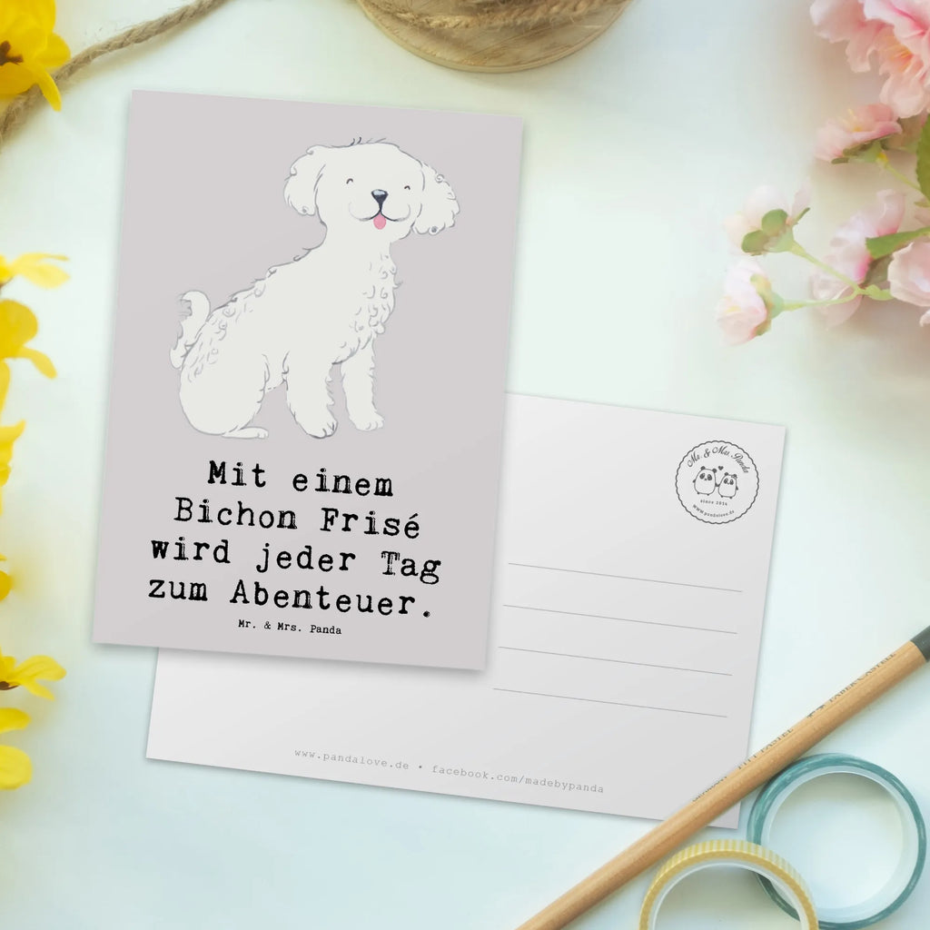 Postcard Mit einem Bichon Frisé wird jeder Tag zum Abenteuer. Karte, Ansichtskarten, Geschenkkarte, Einladungskarte, Geburtstagskarte, Ansichtskarte, Postkarte, Dankeskarte, Grußkarte, Einladung, Einladungskarten Geburtstag, Einladung Geburtstag, Hund, Hunderasse, Rassehund, Hundebesitzer, Geschenk, Tierfreund, Schenken, Welpe
