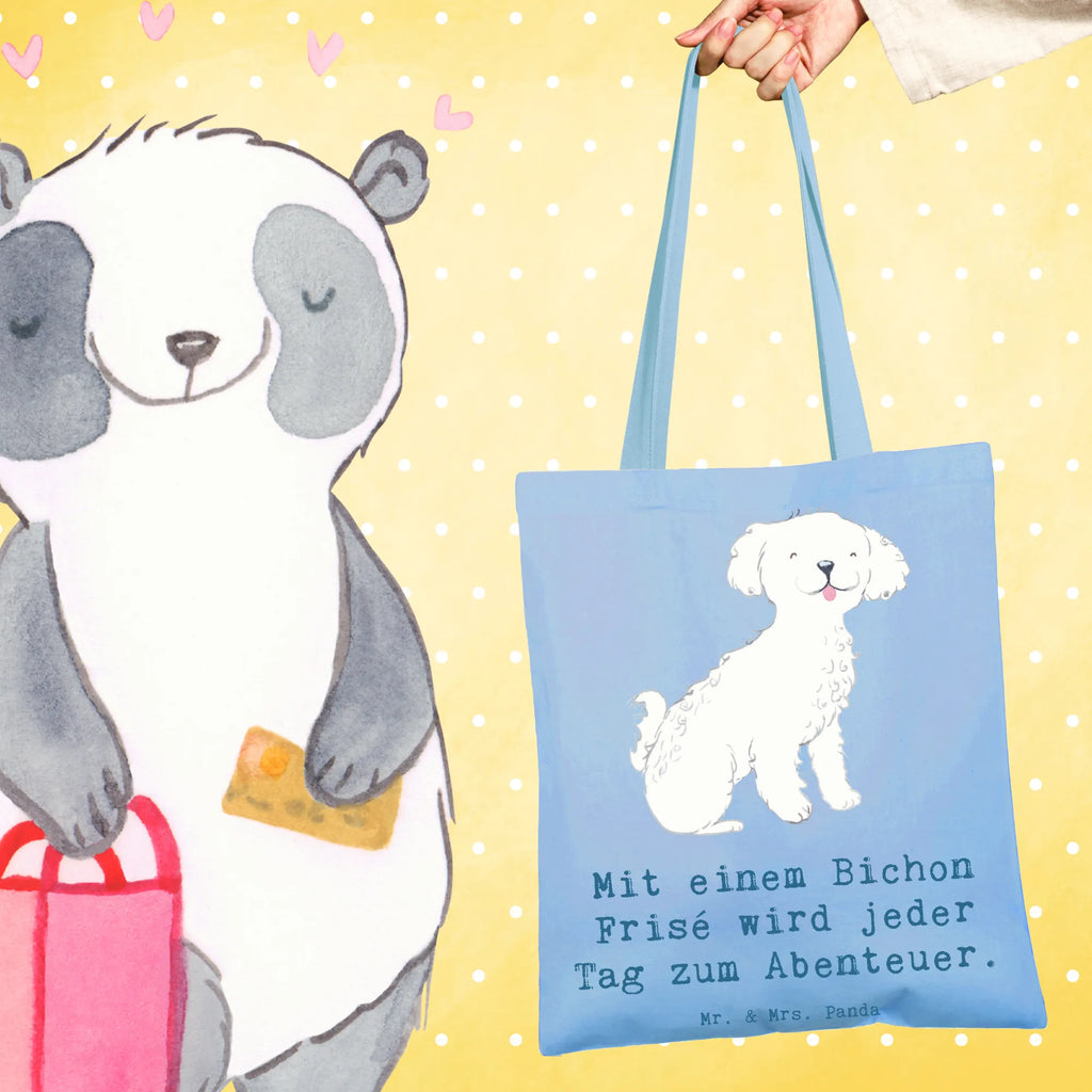 Tragetasche Mit einem Bichon Frisé wird jeder Tag zum Abenteuer. Tragetasche, Jutebeutel, Schultertasche, Jutetasche, Stofftasche, Shopper, Beutel, Laptoptasche, Stoffbeutel, Einkaufstüte, Strandtasche, Umhängetasche, Beuteltasche, Badetasche, Einkaufstasche, Tasche, Hund, Hunderasse, Rassehund, Hundebesitzer, Geschenk, Tierfreund, Schenken, Welpe