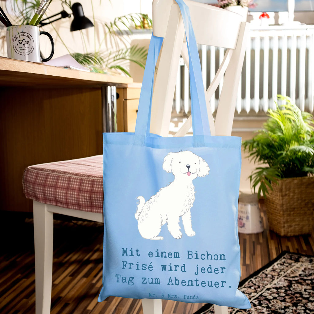 Tragetasche Mit einem Bichon Frisé wird jeder Tag zum Abenteuer. Tragetasche, Jutebeutel, Schultertasche, Jutetasche, Stofftasche, Shopper, Beutel, Laptoptasche, Stoffbeutel, Einkaufstüte, Strandtasche, Umhängetasche, Beuteltasche, Badetasche, Einkaufstasche, Tasche, Hund, Hunderasse, Rassehund, Hundebesitzer, Geschenk, Tierfreund, Schenken, Welpe