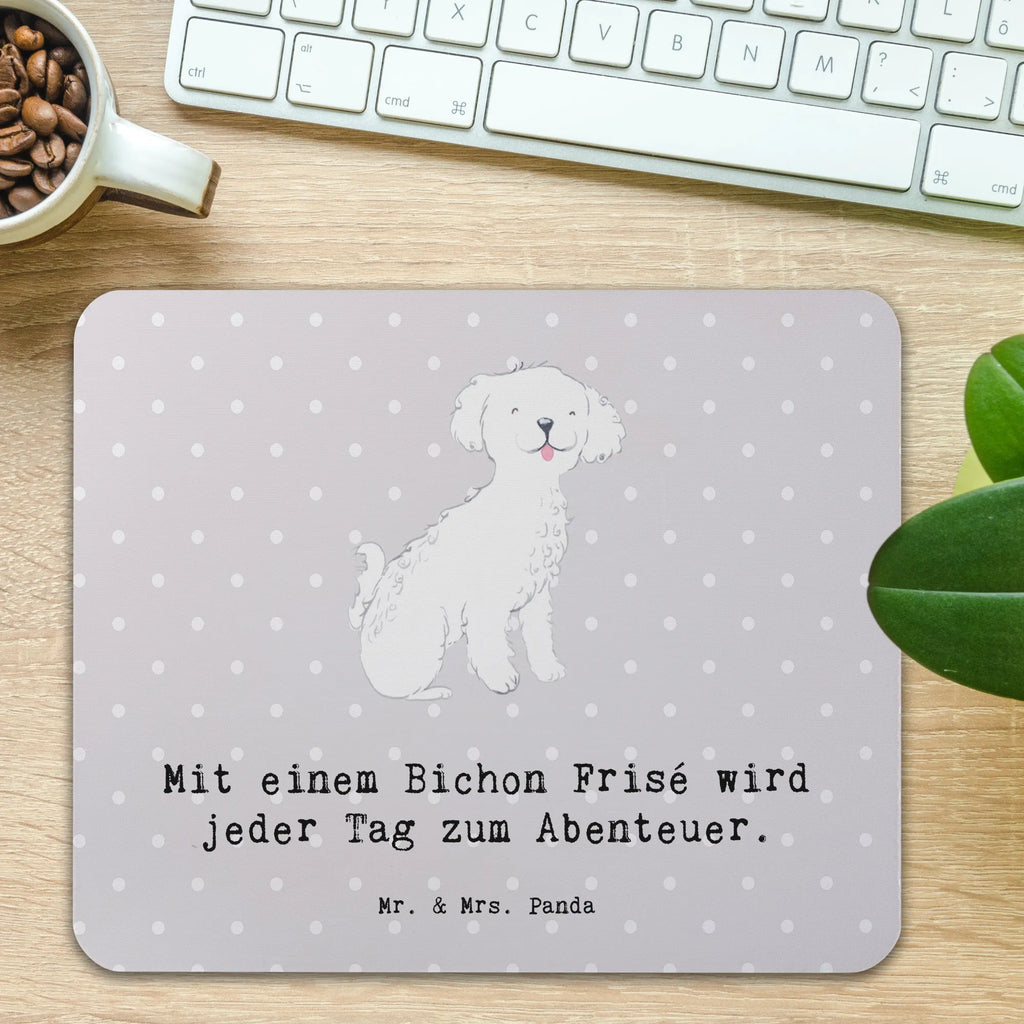 Mauspad Mit einem Bichon Frisé wird jeder Tag zum Abenteuer. PC Zubehör, Mausunterlage, Mousepad, Einzigartiges Mauspad, Arbeitszimmer, Mauspad Büro, Büroausstattung, Computer zubehör, Mauspad, Designer Mauspad, Hund, Hunderasse, Rassehund, Hundebesitzer, Geschenk, Tierfreund, Schenken, Welpe