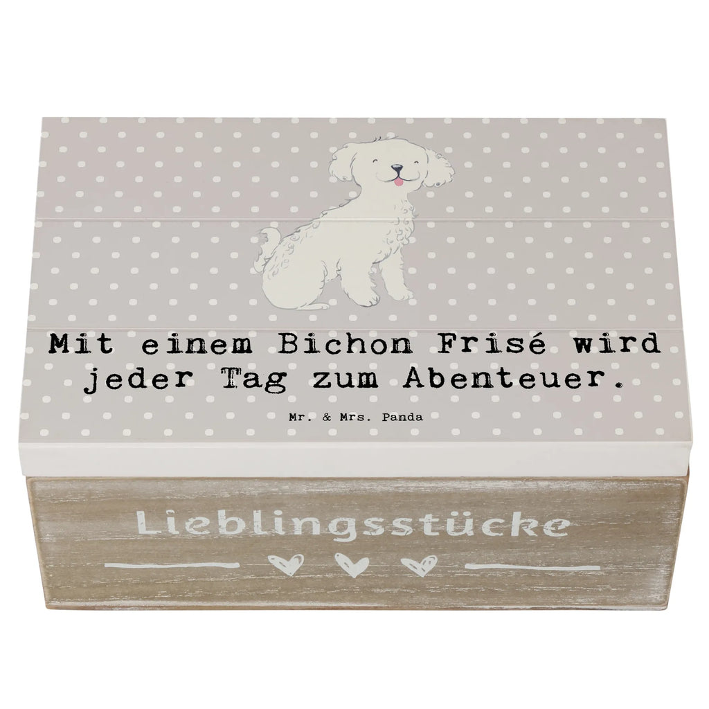 Holzkiste Mit einem Bichon Frisé wird jeder Tag zum Abenteuer. Dekokiste, Geschenkbox, XXL, Schatzkiste, Holzkiste, Erinnerungsbox, Schatulle, Truhe, Geschenkdose, Erinnerungskiste, Aufbewahrungsbox, Kiste, Hund, Hunderasse, Rassehund, Hundebesitzer, Geschenk, Tierfreund, Schenken, Welpe