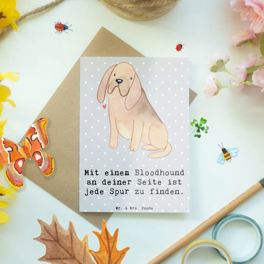 Greetings card Mit einem Bloodhound an deiner Seite ist jede Spur zu finden. Hochzeitskarte, Karte, Glückwunschkarte, Klappkarte, Einladungskarte, Grußkarte, Ansichtskarten, Geburtstagskarte, Hund, Hunderasse, Rassehund, Hundebesitzer, Geschenk, Tierfreund, Schenken, Welpe