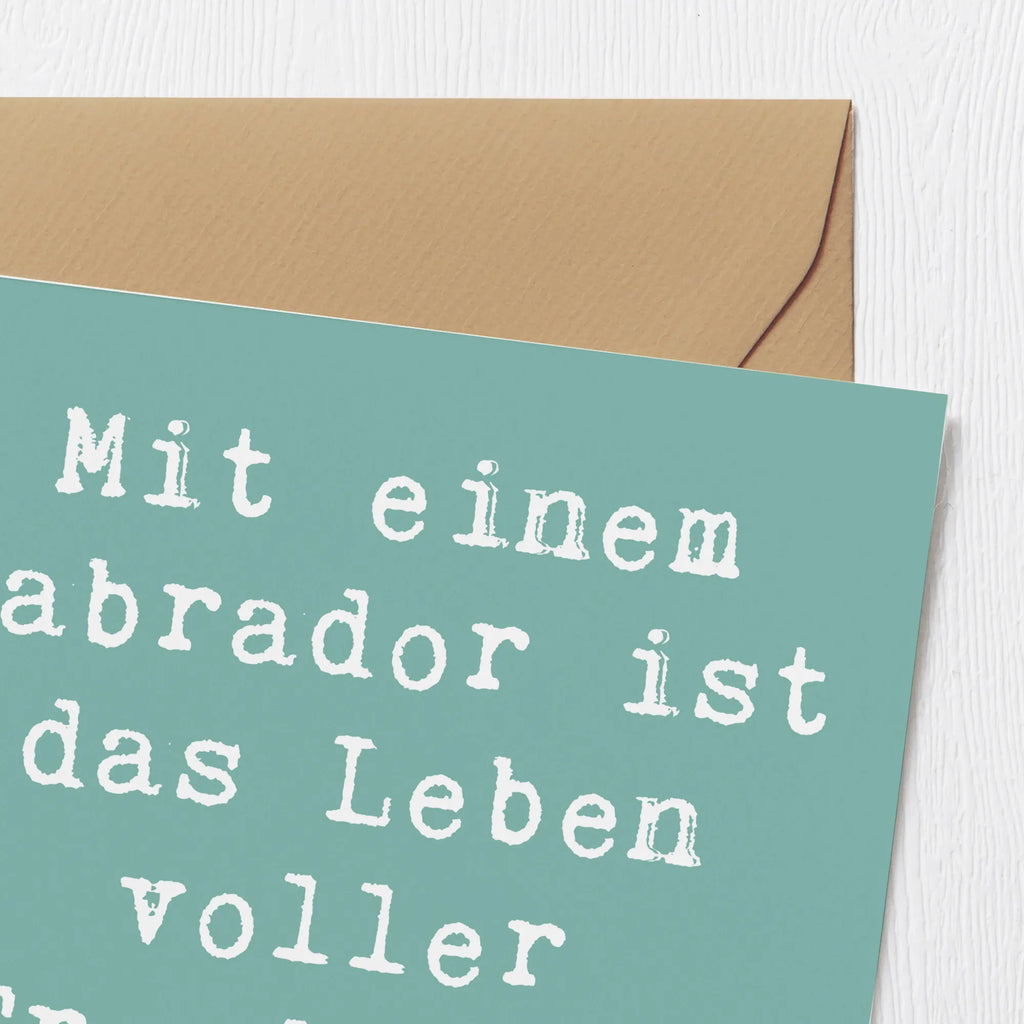 Deluxe Card Saying Mit einem Labrador ist das Leben voller Freude und Abenteuer Hochzeitskarte, Glückwunschkarte, Hochwertige Grußkarte, Grußkarte, Hochwertige Klappkarte, Geburtstagskarte, Einladungskarte, Klappkarte, Karte, Hund, Hunderasse, Rassehund, Hundebesitzer, Geschenk, Tierfreund, Schenken, Welpe