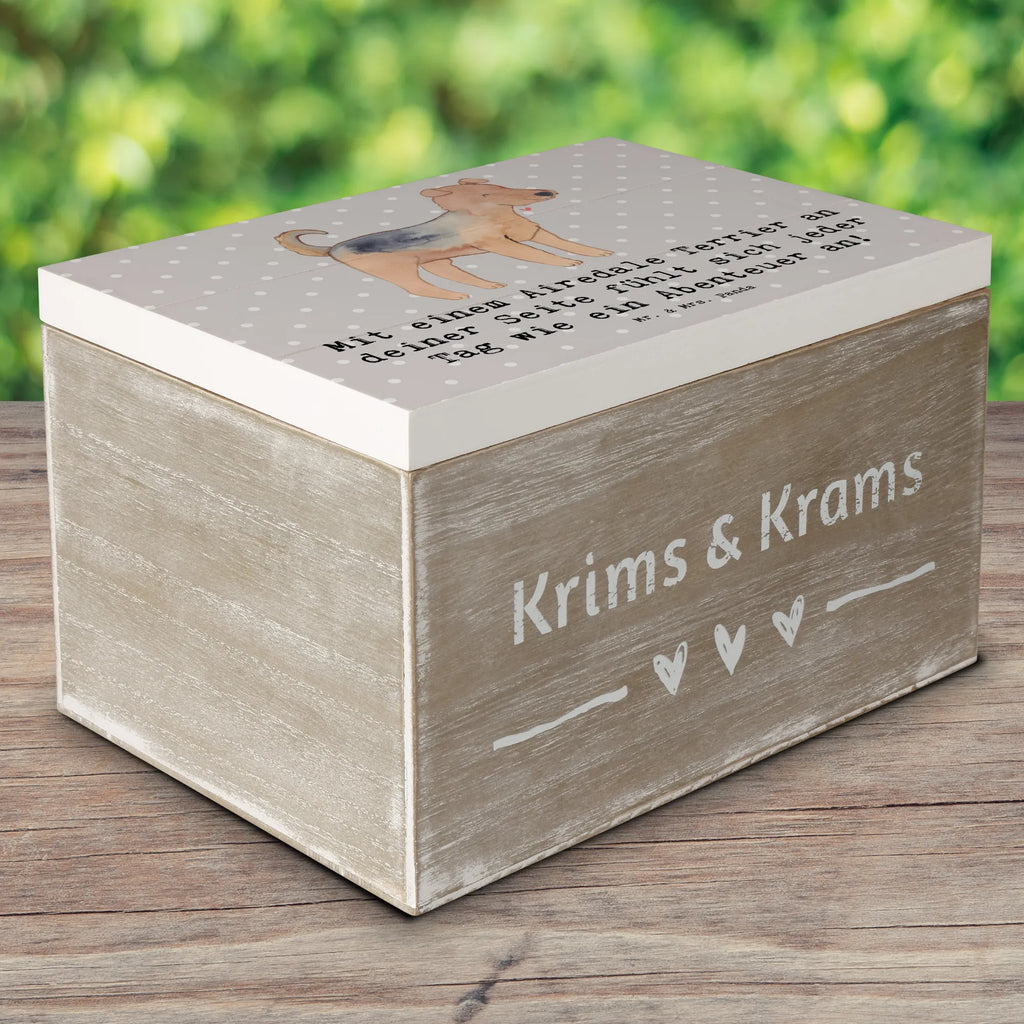 Holzkiste Airedale Terrier Abenteuer Truhe, Kiste, Schatulle, Dekokiste, Erinnerungsbox, XXL, Aufbewahrungsbox, Schatzkiste, Holzkiste, Geschenkbox, Erinnerungskiste, Geschenkdose, Hund, Hunderasse, Rassehund, Hundebesitzer, Geschenk, Tierfreund, Schenken, Welpe