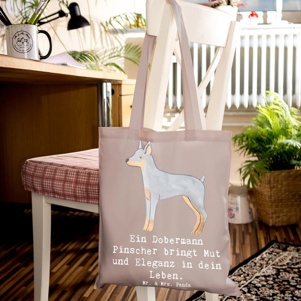 Tote bag Ein Dobermann Pinscher bringt Mut und Eleganz in dein Leben. Beuteltasche, Einkaufstasche, Tasche, Einkaufstüte, Beutel, Tragetasche, Umhängetasche, Jutebeutel, Jutetasche, Laptoptasche, Schultertasche, Shopper, Stoffbeutel, Strandtasche, Badetasche, Stofftasche, Hund, Hunderasse, Rassehund, Hundebesitzer, Geschenk, Tierfreund, Schenken, Welpe