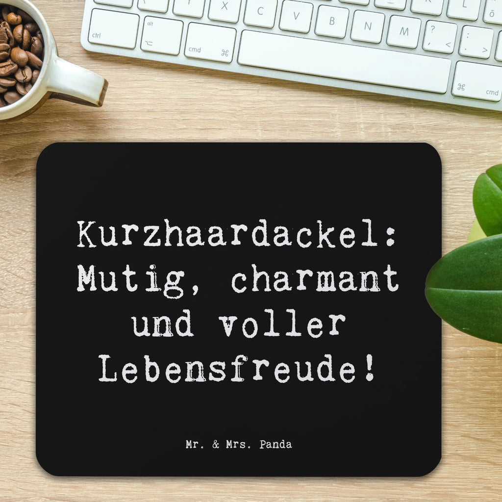 Mouse mat Saying Kurzhaardackel: Mutig, charmant und voller Lebensfreude! Mausunterlage, Mauspad, Computer zubehör, Designer Mauspad, Büroausstattung, Mousepad, Mauspad Büro, Arbeitszimmer, Einzigartiges Mauspad, PC Zubehör, Hund, Hunderasse, Rassehund, Hundebesitzer, Geschenk, Tierfreund, Schenken, Welpe