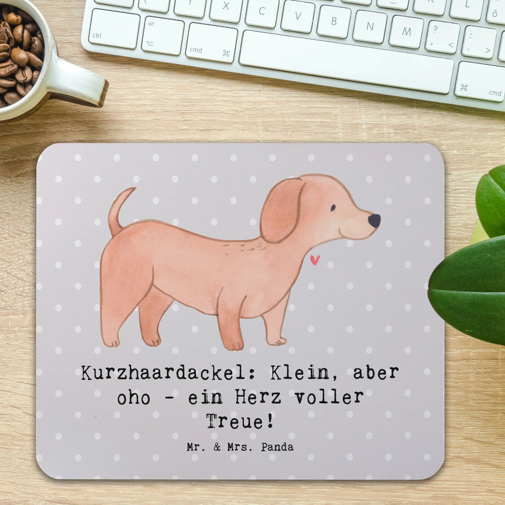 Mouse mat Kurzhaardackel: Klein, aber oho - ein Herz voller Treue! Arbeitszimmer, PC Zubehör, Mauspad Büro, Designer Mauspad, Mauspad, Computer zubehör, Mausunterlage, Einzigartiges Mauspad, Büroausstattung, Mousepad, Hund, Hunderasse, Rassehund, Hundebesitzer, Geschenk, Tierfreund, Schenken, Welpe