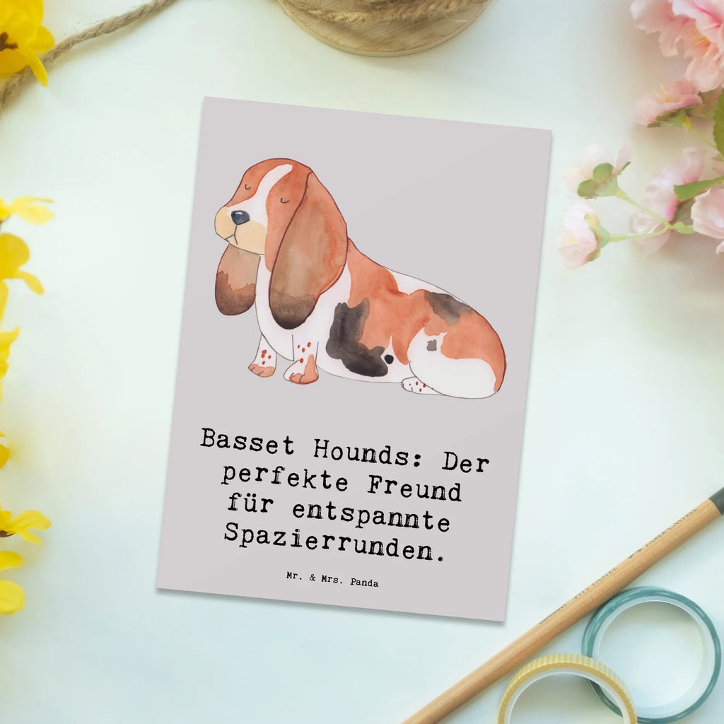 Postcard Basset Hounds: Der perfekte Freund für entspannte Spazierrunden. Karte, Geburtstagskarte, Dankeskarte, Ansichtskarte, Einladung Geburtstag, Grußkarte, Geschenkkarte, Ansichtskarten, Einladungskarten Geburtstag, Einladung, Postkarte, Einladungskarte, Hund, Hunderasse, Rassehund, Hundebesitzer, Geschenk, Tierfreund, Schenken, Welpe