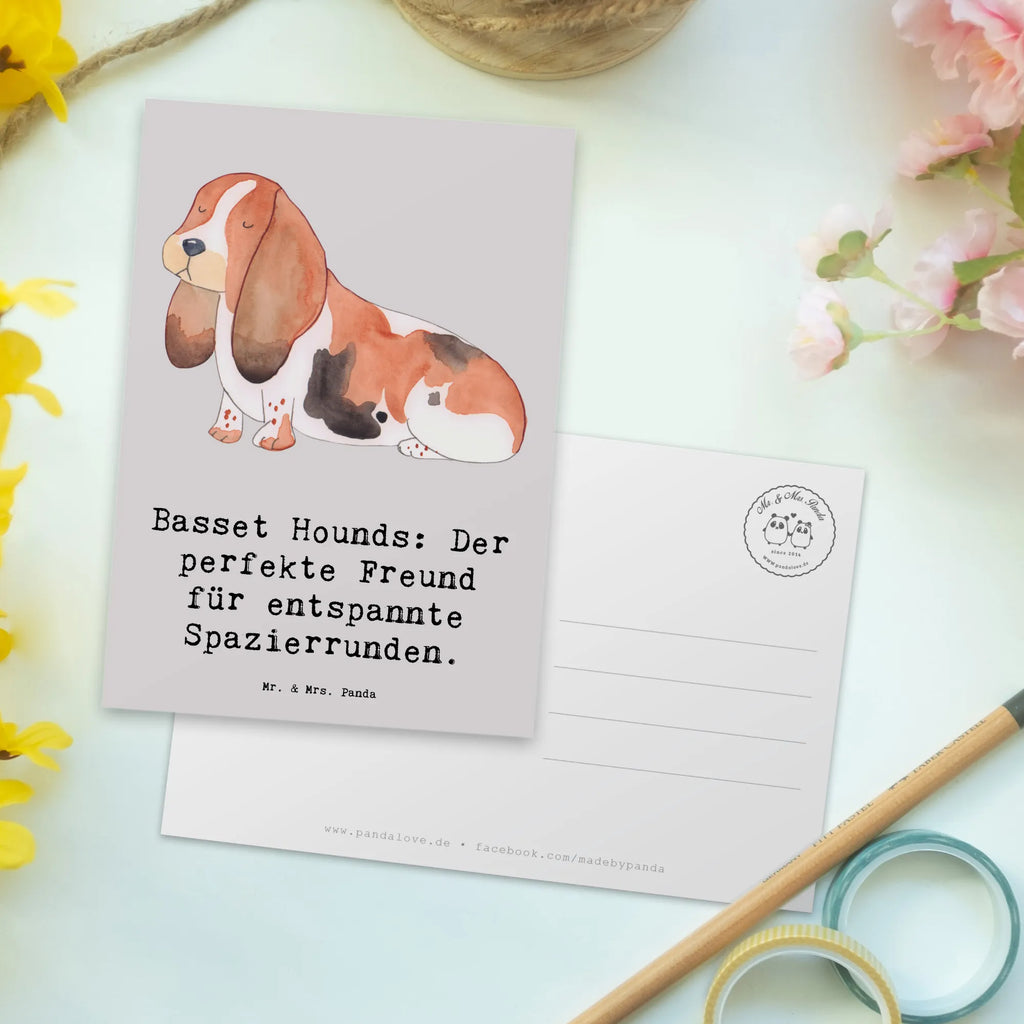 Postcard Basset Hounds: Der perfekte Freund für entspannte Spazierrunden. Karte, Geburtstagskarte, Dankeskarte, Ansichtskarte, Einladung Geburtstag, Grußkarte, Geschenkkarte, Ansichtskarten, Einladungskarten Geburtstag, Einladung, Postkarte, Einladungskarte, Hund, Hunderasse, Rassehund, Hundebesitzer, Geschenk, Tierfreund, Schenken, Welpe