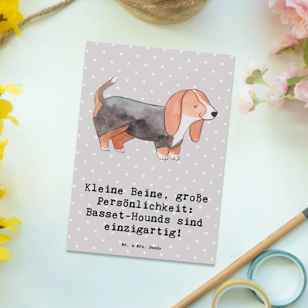 Postcard Kleine Beine, große Persönlichkeit: Basset-Hounds sind einzigartig! Einladung, Einladungskarten Geburtstag, Karte, Geburtstagskarte, Geschenkkarte, Postkarte, Einladung Geburtstag, Ansichtskarte, Ansichtskarten, Grußkarte, Einladungskarte, Dankeskarte, Hund, Hunderasse, Rassehund, Hundebesitzer, Geschenk, Tierfreund, Schenken, Welpe