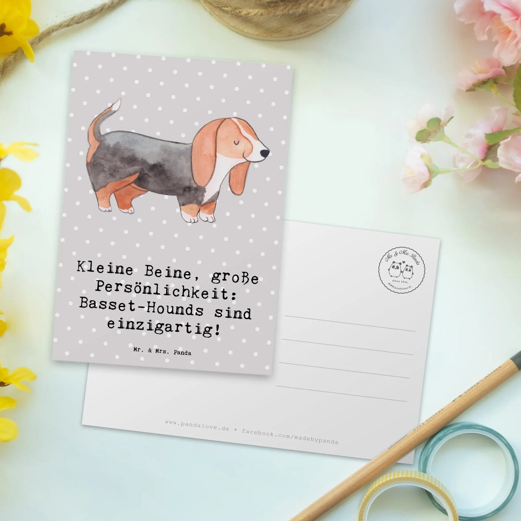 Postcard Kleine Beine, große Persönlichkeit: Basset-Hounds sind einzigartig! Einladung, Einladungskarten Geburtstag, Karte, Geburtstagskarte, Geschenkkarte, Postkarte, Einladung Geburtstag, Ansichtskarte, Ansichtskarten, Grußkarte, Einladungskarte, Dankeskarte, Hund, Hunderasse, Rassehund, Hundebesitzer, Geschenk, Tierfreund, Schenken, Welpe