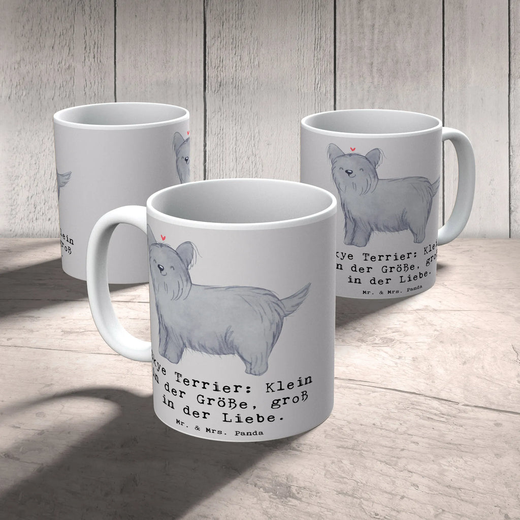 Mug Skye Terrier: Klein in der Größe, groß in der Liebe. Tasse mit Motiven, Tasse mit Zitaten, Porzellantasse, Geschenktasse, Kaffeetasse, Bürotasse, Teetasse, Tasse, Keramiktasse, Hund, Hunderasse, Rassehund, Hundebesitzer, Geschenk, Tierfreund, Schenken, Welpe