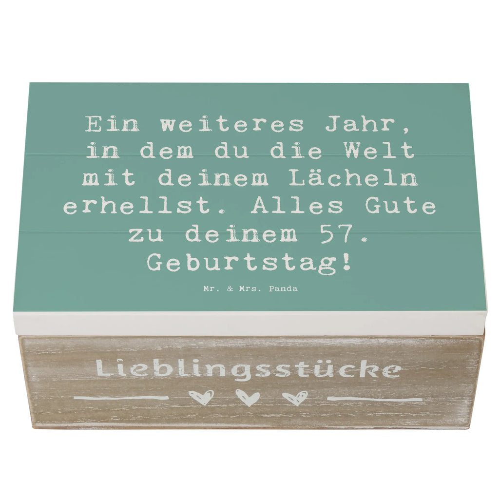 Wooden chest Saying Ein weiteres Jahr, in dem du die Welt mit deinem Lächeln erhellst. Alles Gute zu deinem 57. Geburtstag! Truhe, Geschenkbox, Schatzkiste, Dekokiste, Erinnerungsbox, Aufbewahrungsbox, Erinnerungskiste, Geschenkdose, Kiste, XXL, Holzkiste, Schatulle, Geburtstag, Geburtstagsgeschenk, Geschenk