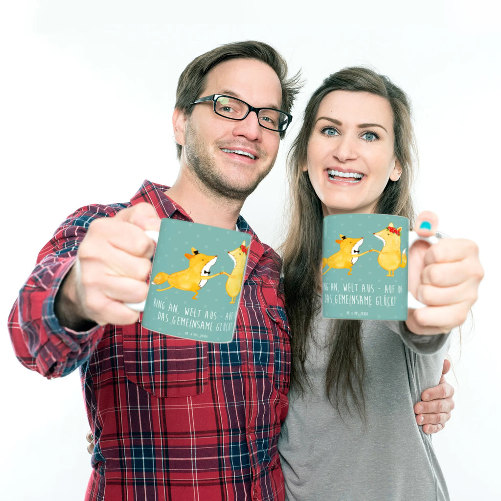 Mug Ring an, Welt aus - auf in das gemeinsame Glück! Tasse, Kaffeetasse, Porzellantasse, Tasse mit Motiven, Bürotasse, Geschenktasse, Tasse mit Zitaten, Keramiktasse, Teetasse, Hochzeit, Hochzeitsgeschenk, Ehe, Hochzeitsfeier, Trauung, Trauungsgeschenk, Hochzeitskarte, Verlobungsfeier, Verlobungsgeschenk, Hochzeitsgeschenkideen, Hochzeitsgeschenke für Brautpaar