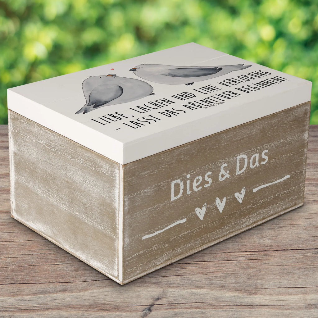 Holzkiste Verlobungsfeier Abenteuer Dekokiste, Truhe, Schatulle, Erinnerungsbox, XXL, Erinnerungskiste, Aufbewahrungsbox, Holzkiste, Schatzkiste, Geschenkbox, Kiste, Geschenkdose, Hochzeit, Hochzeitsgeschenk, Ehe, Hochzeitsfeier, Trauung, Trauungsgeschenk, Hochzeitskarte, Verlobungsfeier, Verlobungsgeschenk, Hochzeitsgeschenkideen, Hochzeitsgeschenke für Brautpaar