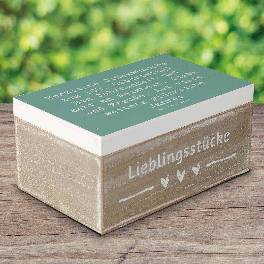 Wooden chest Saying Herzliche Glückwünsche zum 105. Geburtstag! Ein Jahrhundert und mehr an Weisheit, Liebe und Freude. Auf viele weitere glückliche Jahre! Geschenkdose, Holzkiste, Dekokiste, Truhe, Aufbewahrungsbox, Schatzkiste, Schatulle, Erinnerungskiste, XXL, Kiste, Erinnerungsbox, Geschenkbox, Geburtstag, Geburtstagsgeschenk, Geschenk