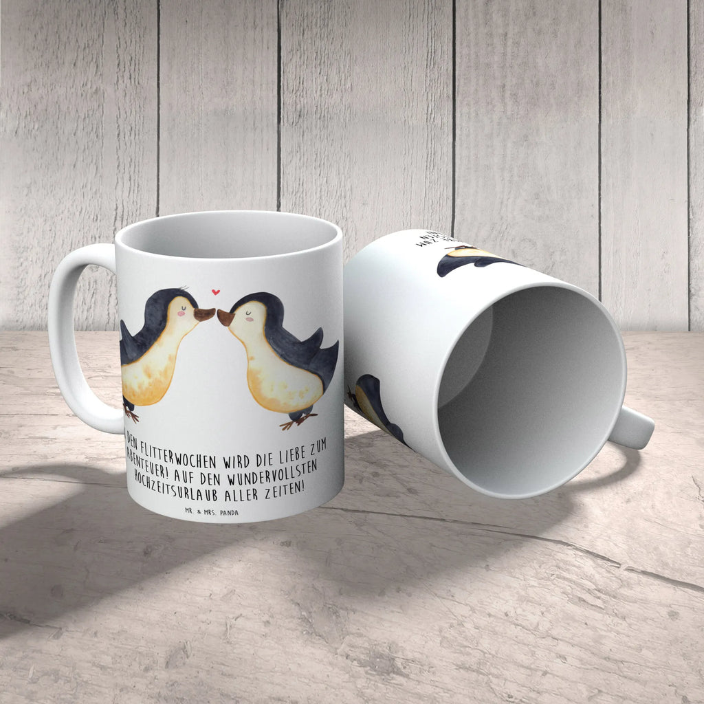 Mug In den Flitterwochen wird die Liebe zum Abenteuer! Auf den wundervollsten Hochzeitsurlaub aller Zeiten! Geschenktasse, Tasse mit Zitaten, Porzellantasse, Kaffeetasse, Keramiktasse, Teetasse, Bürotasse, Tasse mit Motiven, Tasse, Hochzeit, Hochzeitsgeschenk, Ehe, Hochzeitsfeier, Trauung, Trauungsgeschenk, Hochzeitskarte, Verlobungsfeier, Verlobungsgeschenk, Hochzeitsgeschenkideen, Hochzeitsgeschenke für Brautpaar