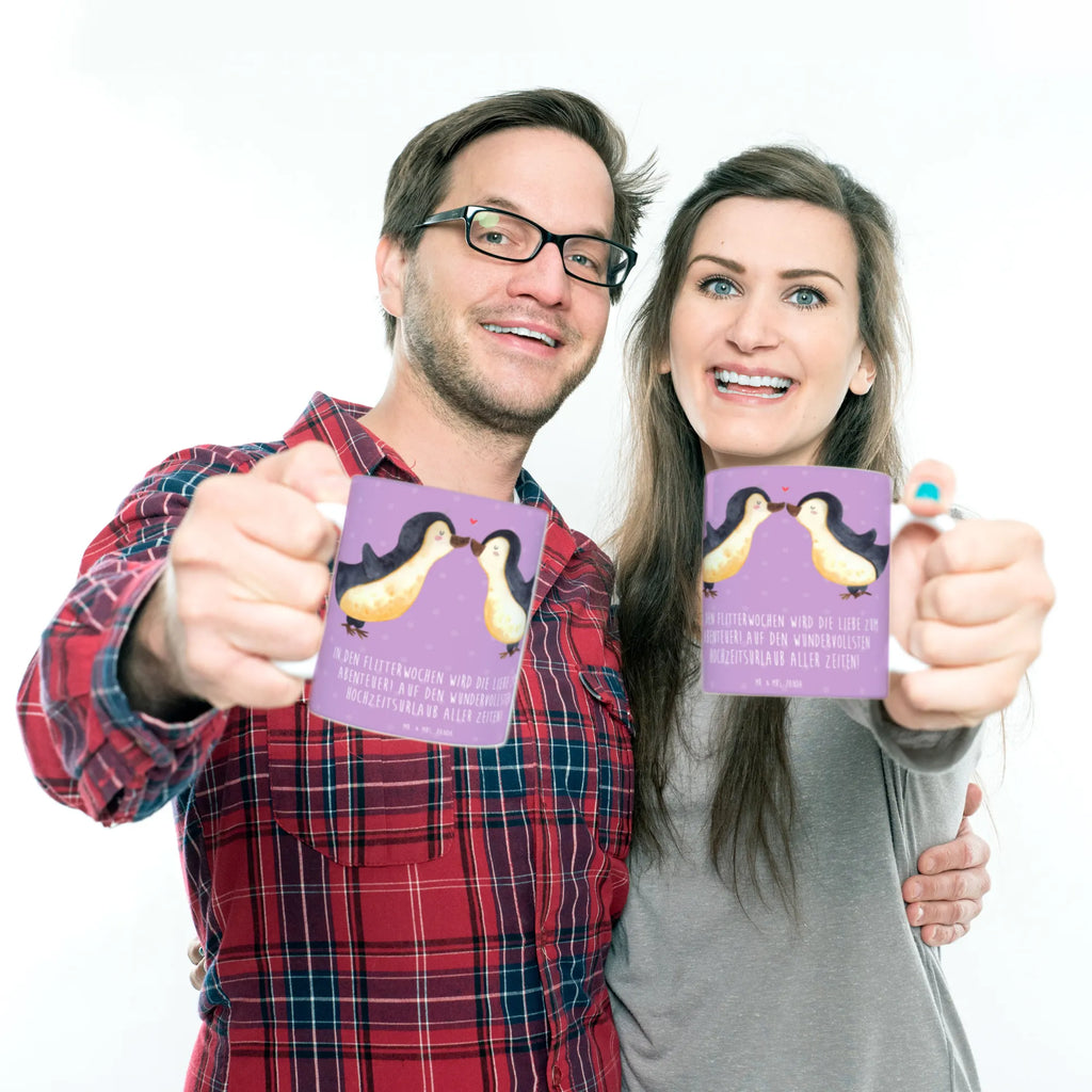 Mug In den Flitterwochen wird die Liebe zum Abenteuer! Auf den wundervollsten Hochzeitsurlaub aller Zeiten! Geschenktasse, Tasse mit Zitaten, Porzellantasse, Kaffeetasse, Keramiktasse, Teetasse, Bürotasse, Tasse mit Motiven, Tasse, Hochzeit, Hochzeitsgeschenk, Ehe, Hochzeitsfeier, Trauung, Trauungsgeschenk, Hochzeitskarte, Verlobungsfeier, Verlobungsgeschenk, Hochzeitsgeschenkideen, Hochzeitsgeschenke für Brautpaar