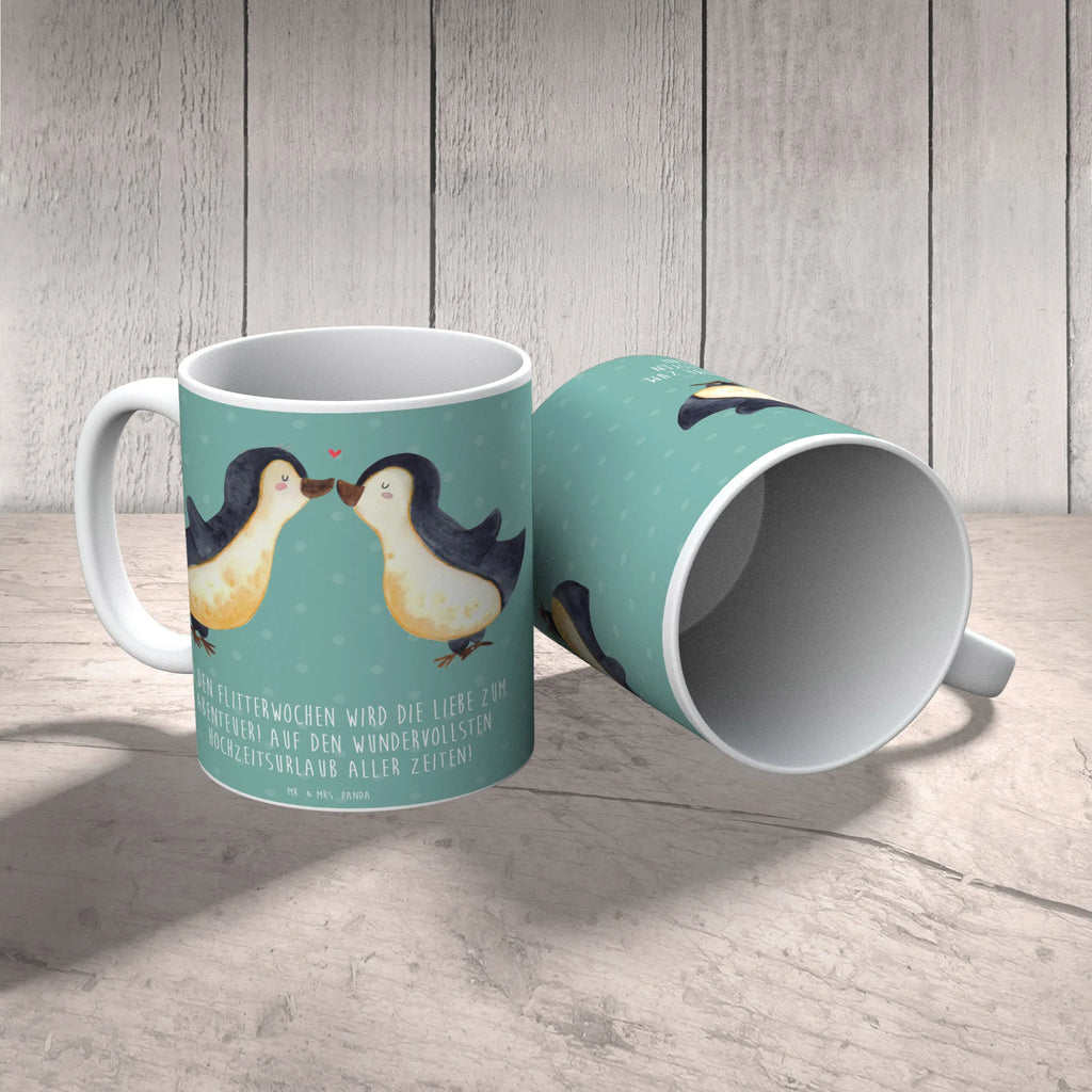 Mug In den Flitterwochen wird die Liebe zum Abenteuer! Auf den wundervollsten Hochzeitsurlaub aller Zeiten! Geschenktasse, Tasse mit Zitaten, Porzellantasse, Kaffeetasse, Keramiktasse, Teetasse, Bürotasse, Tasse mit Motiven, Tasse, Hochzeit, Hochzeitsgeschenk, Ehe, Hochzeitsfeier, Trauung, Trauungsgeschenk, Hochzeitskarte, Verlobungsfeier, Verlobungsgeschenk, Hochzeitsgeschenkideen, Hochzeitsgeschenke für Brautpaar