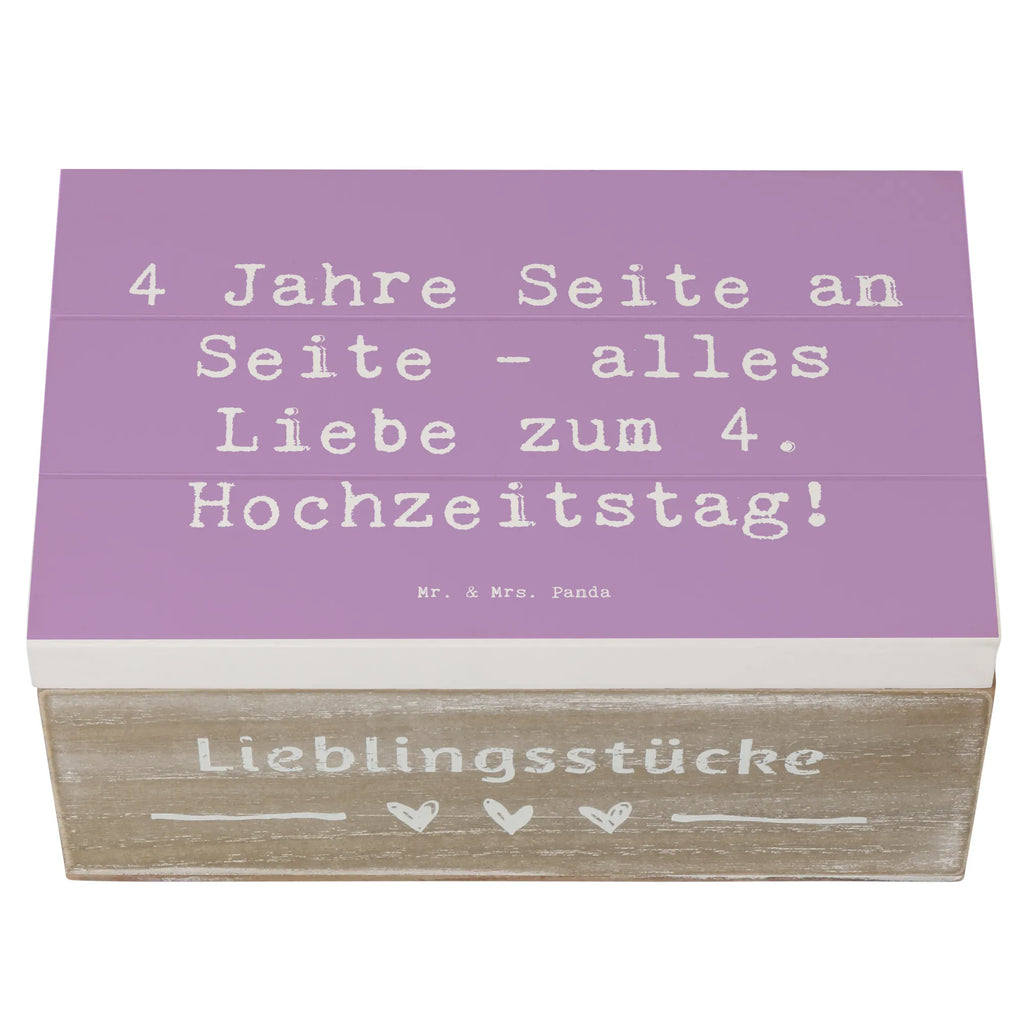 Wooden chest Saying 4 Jahre Seite an Seite - alles Liebe zum 4. Hochzeitstag! Dekokiste, Geschenkbox, Schatzkiste, Geschenkdose, Kiste, Erinnerungsbox, Aufbewahrungsbox, Truhe, XXL, Erinnerungskiste, Holzkiste, Schatulle, Hochzeit, Hochzeitsgeschenk, Ehe, Hochzeitsfeier, Trauung, Trauungsgeschenk, Hochzeitskarte, Verlobungsfeier, Verlobungsgeschenk, Hochzeitsgeschenkideen, Hochzeitsgeschenke für Brautpaar