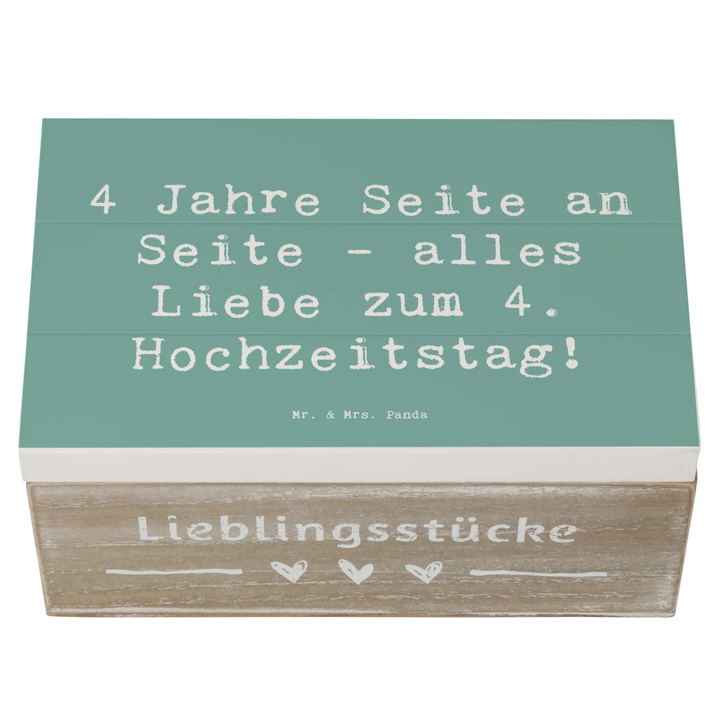 Wooden chest Saying 4 Jahre Seite an Seite - alles Liebe zum 4. Hochzeitstag! Dekokiste, Geschenkbox, Schatzkiste, Geschenkdose, Kiste, Erinnerungsbox, Aufbewahrungsbox, Truhe, XXL, Erinnerungskiste, Holzkiste, Schatulle, Hochzeit, Hochzeitsgeschenk, Ehe, Hochzeitsfeier, Trauung, Trauungsgeschenk, Hochzeitskarte, Verlobungsfeier, Verlobungsgeschenk, Hochzeitsgeschenkideen, Hochzeitsgeschenke für Brautpaar