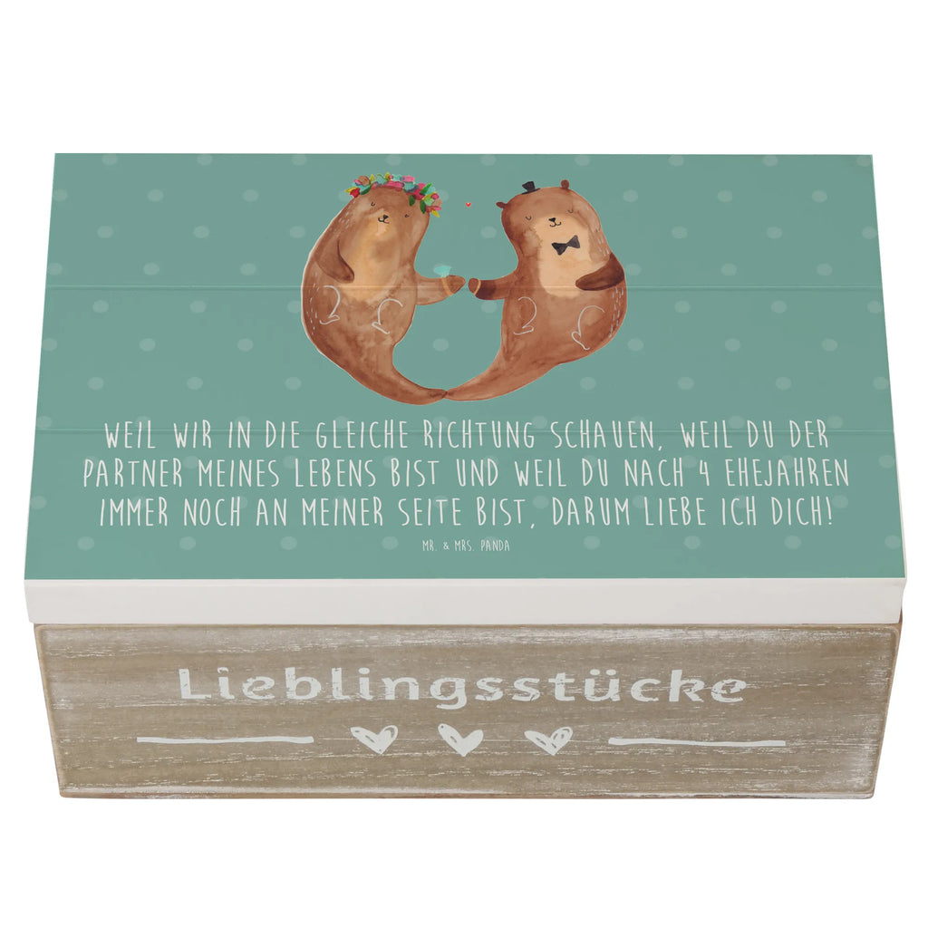 Wooden chest Weil wir in die gleiche Richtung schauen, weil du der Partner meines Lebens bist und weil du nach 4 Ehejahren immer noch an meiner Seite bist, darum liebe ich dich! Holzkiste, Schatzkiste, Aufbewahrungsbox, Truhe, Schatulle, Erinnerungskiste, Erinnerungsbox, Dekokiste, Geschenkbox, Kiste, XXL, Geschenkdose, Hochzeit, Hochzeitsgeschenk, Ehe, Hochzeitsfeier, Trauung, Trauungsgeschenk, Hochzeitskarte, Verlobungsfeier, Verlobungsgeschenk, Hochzeitsgeschenkideen, Hochzeitsgeschenke für Brautpaar