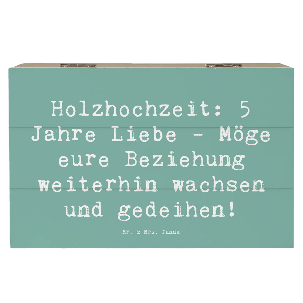 Wooden chest Saying Holzhochzeit: 5 Jahre Liebe - Möge eure Beziehung weiterhin wachsen und gedeihen! Erinnerungsbox, Kiste, Dekokiste, Schatzkiste, Aufbewahrungsbox, Erinnerungskiste, Holzkiste, Schatulle, Truhe, Geschenkdose, Geschenkbox, XXL, Hochzeit, Hochzeitsgeschenk, Ehe, Hochzeitsfeier, Trauung, Trauungsgeschenk, Hochzeitskarte, Verlobungsfeier, Verlobungsgeschenk, Hochzeitsgeschenkideen, Hochzeitsgeschenke für Brautpaar