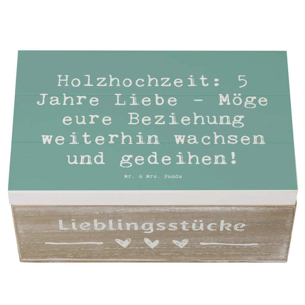 Wooden chest Saying Holzhochzeit: 5 Jahre Liebe - Möge eure Beziehung weiterhin wachsen und gedeihen! Erinnerungsbox, Kiste, Dekokiste, Schatzkiste, Aufbewahrungsbox, Erinnerungskiste, Holzkiste, Schatulle, Truhe, Geschenkdose, Geschenkbox, XXL, Hochzeit, Hochzeitsgeschenk, Ehe, Hochzeitsfeier, Trauung, Trauungsgeschenk, Hochzeitskarte, Verlobungsfeier, Verlobungsgeschenk, Hochzeitsgeschenkideen, Hochzeitsgeschenke für Brautpaar