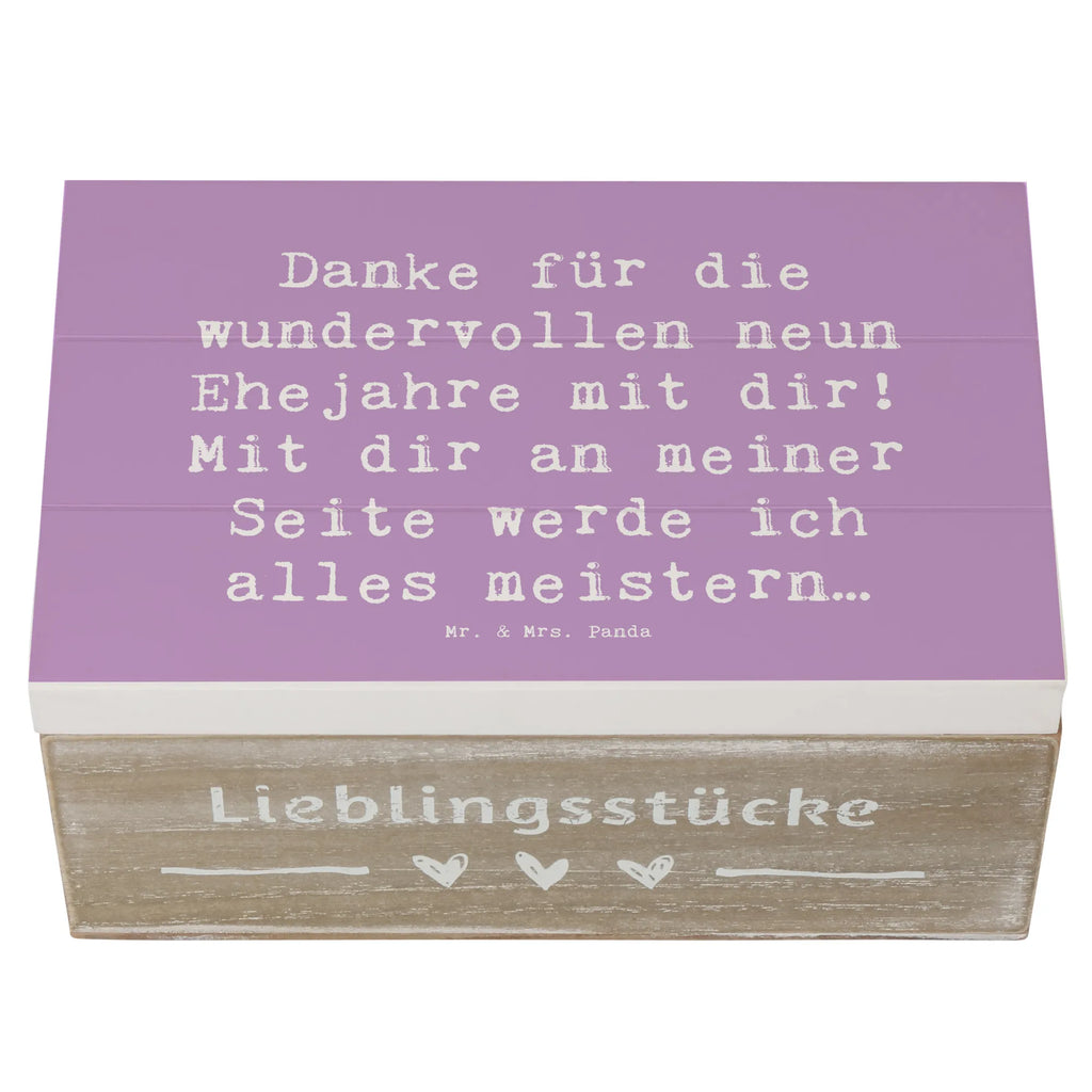 Wooden chest Saying Danke für die wundervollen neun Ehejahre mit dir! Mit dir an meiner Seite werde ich alles meistern… Erinnerungskiste, Dekokiste, Schatzkiste, Geschenkbox, Erinnerungsbox, Holzkiste, Geschenkdose, Kiste, Aufbewahrungsbox, Schatulle, Truhe, XXL, Hochzeit, Hochzeitsgeschenk, Ehe, Hochzeitsfeier, Trauung, Trauungsgeschenk, Hochzeitskarte, Verlobungsfeier, Verlobungsgeschenk, Hochzeitsgeschenkideen, Hochzeitsgeschenke für Brautpaar