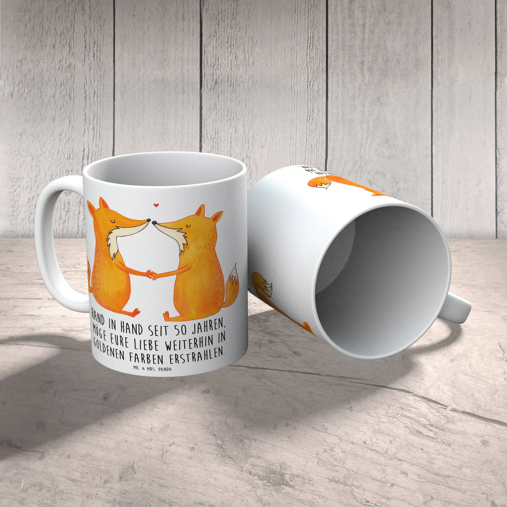 Mug Hand in Hand seit 50 Jahren, möge eure Liebe weiterhin in goldenen Farben erstrahlen. Bürotasse, Porzellantasse, Tasse mit Motiven, Geschenktasse, Teetasse, Kaffeetasse, Keramiktasse, Tasse, Tasse mit Zitaten, Hochzeit, Hochzeitsgeschenk, Ehe, Hochzeitsfeier, Trauung, Trauungsgeschenk, Hochzeitskarte, Verlobungsfeier, Verlobungsgeschenk, Hochzeitsgeschenkideen, Hochzeitsgeschenke für Brautpaar