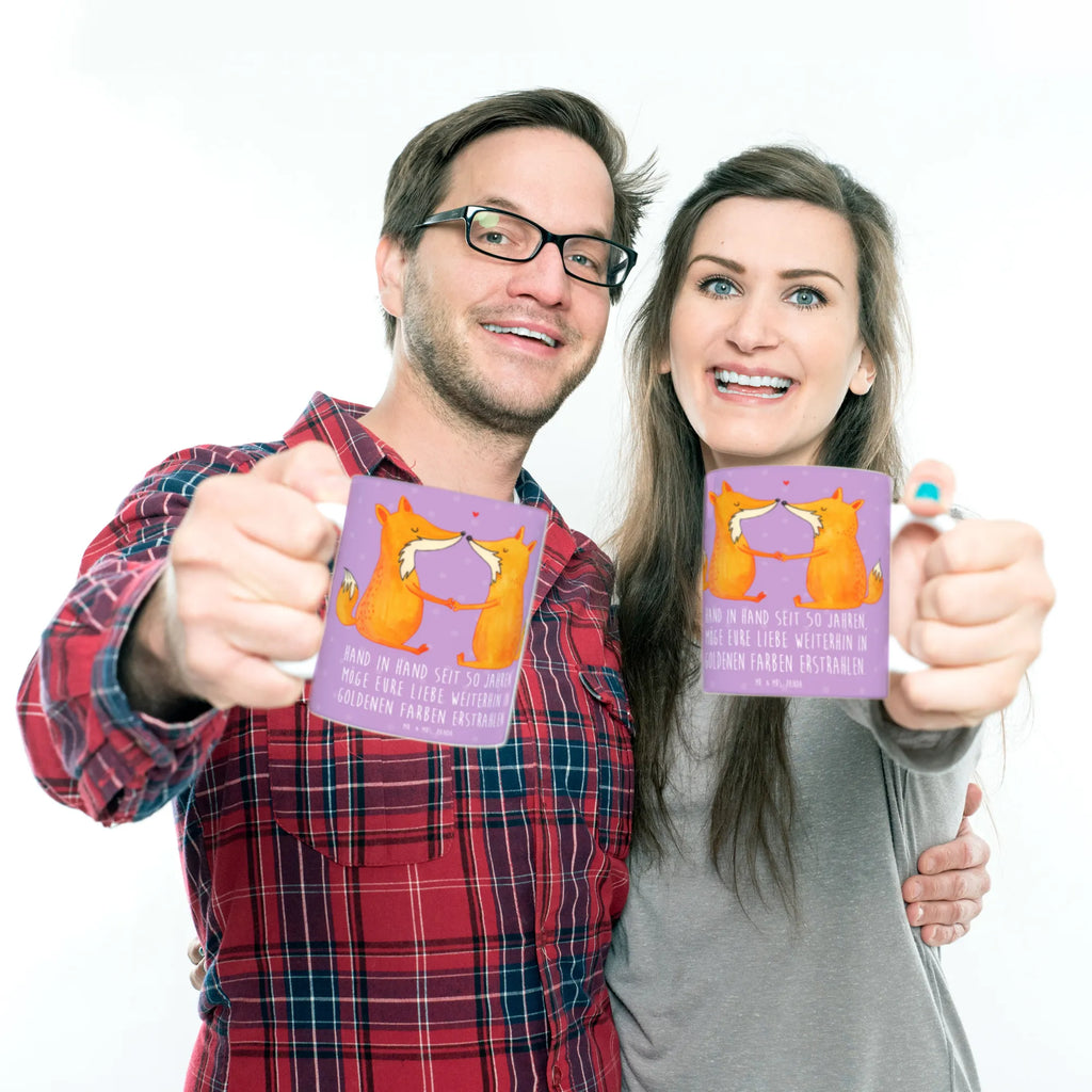 Mug Hand in Hand seit 50 Jahren, möge eure Liebe weiterhin in goldenen Farben erstrahlen. Bürotasse, Porzellantasse, Tasse mit Motiven, Geschenktasse, Teetasse, Kaffeetasse, Keramiktasse, Tasse, Tasse mit Zitaten, Hochzeit, Hochzeitsgeschenk, Ehe, Hochzeitsfeier, Trauung, Trauungsgeschenk, Hochzeitskarte, Verlobungsfeier, Verlobungsgeschenk, Hochzeitsgeschenkideen, Hochzeitsgeschenke für Brautpaar