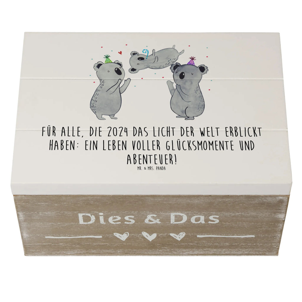 Wooden chest Für alle, die 2024 das Licht der Welt erblickt haben: Ein Leben voller Glücksmomente und Abenteuer! Geschenkbox, Schatzkiste, Geschenkdose, XXL, Aufbewahrungsbox, Dekokiste, Erinnerungsbox, Holzkiste, Kiste, Schatulle, Truhe, Erinnerungskiste, Geburtstag, Geburtstagsgeschenk, Geschenk