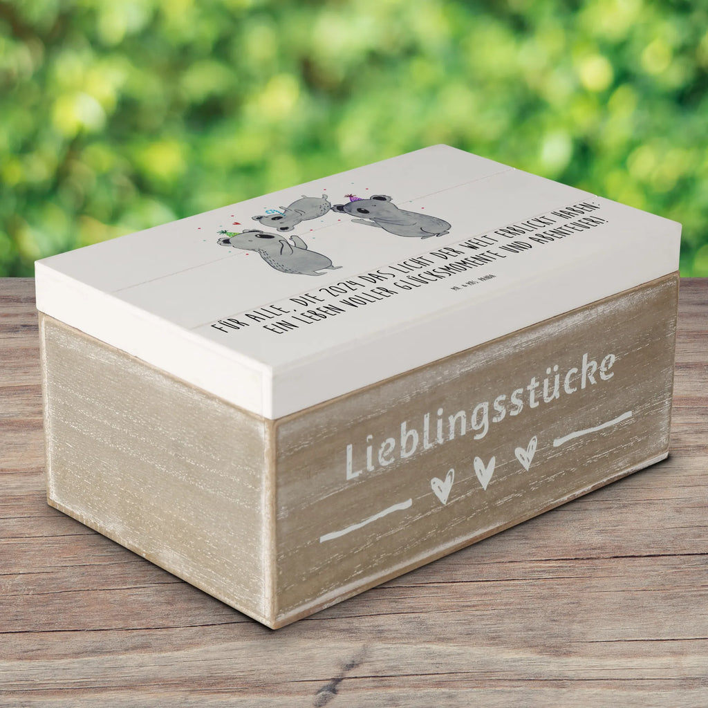 Wooden chest Für alle, die 2024 das Licht der Welt erblickt haben: Ein Leben voller Glücksmomente und Abenteuer! Geschenkbox, Schatzkiste, Geschenkdose, XXL, Aufbewahrungsbox, Dekokiste, Erinnerungsbox, Holzkiste, Kiste, Schatulle, Truhe, Erinnerungskiste, Geburtstag, Geburtstagsgeschenk, Geschenk