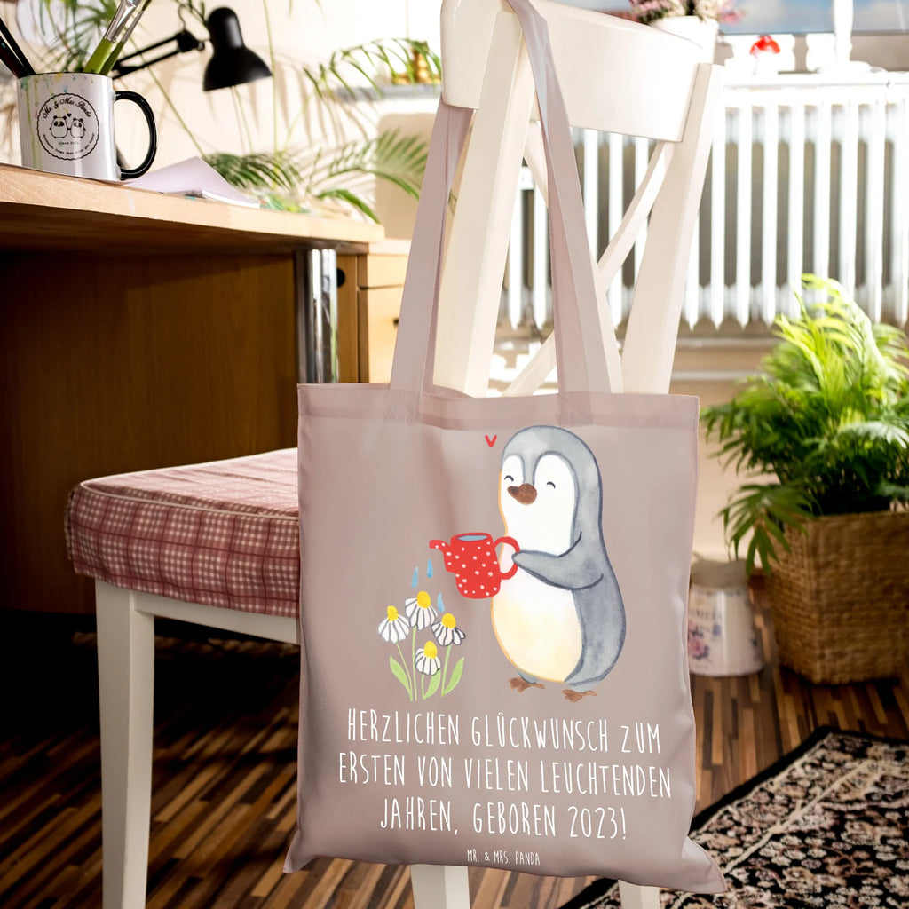 Tote bag Herzlichen Glückwunsch zum ersten von vielen leuchtenden Jahren, geboren 2023! Laptoptasche, Einkaufstasche, Umhängetasche, Beutel, Stoffbeutel, Einkaufstüte, Badetasche, Jutebeutel, Strandtasche, Jutetasche, Schultertasche, Shopper, Beuteltasche, Tragetasche, Stofftasche, Tasche, Geburtstag, Geburtstagsgeschenk, Geschenk