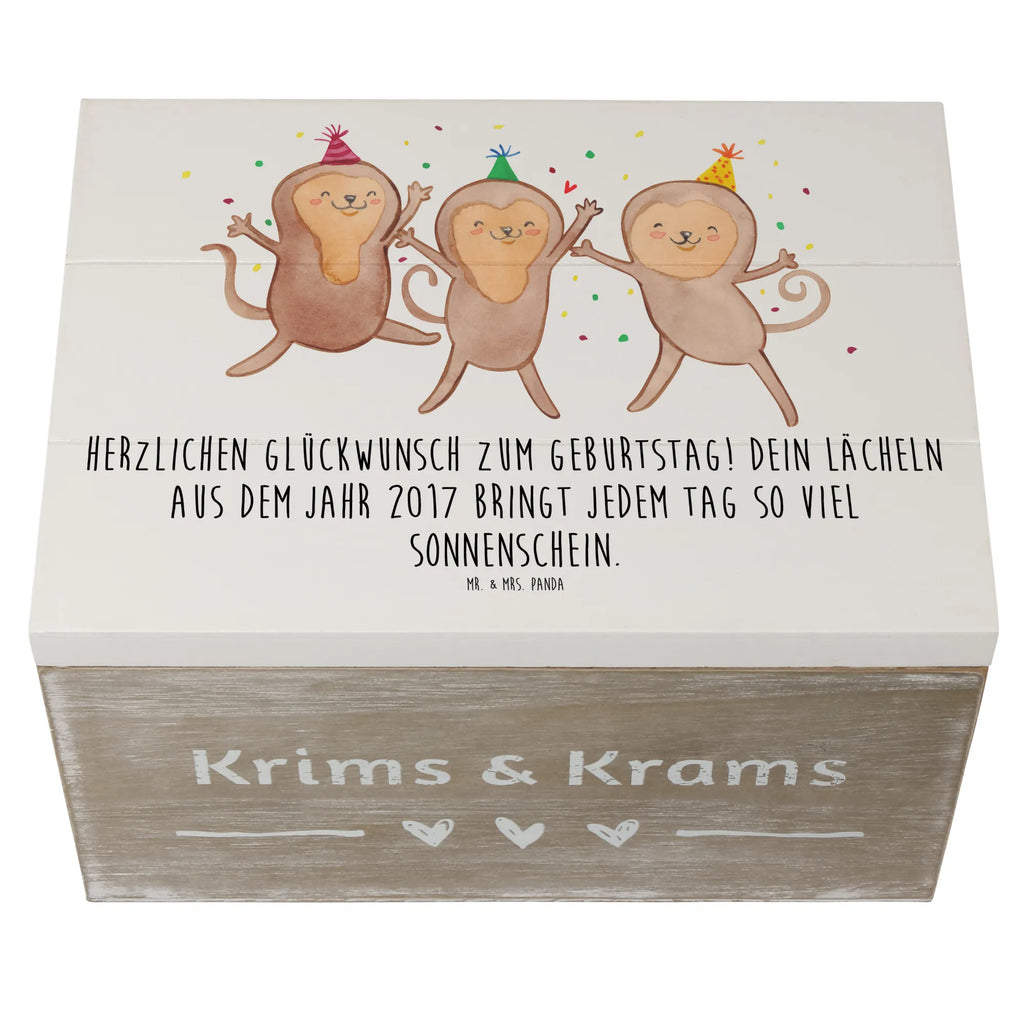 Wooden chest Herzlichen Glückwunsch zum Geburtstag! Dein Lächeln aus dem Jahr 2017 bringt jedem Tag so viel Sonnenschein. Holzkiste mit Deckel, Holzbox mit Deckel, Kiste mit Deckel, Aufbewahrungsbox aus Holz, truhe mit deckel, geschenkbox mit deckel, geschenkkiste, Erinnerungskiste, Truhe, fotobox, Box, schatztruhe, Erinnerungsbox, Aufbewahrungstruhe, Holztruhe, holzschachtel, Schatzkiste, schatzkiste holz, schmuckbox, schmuckkiste, fotokiste, holzschatulle, aufbewahrungskiste mit deckel, truhe holz, Holzkiste, holzkästchen, box holz, Box aus Holz, Holzbox, Holz Aufbewahrungsbox, Aufbewahrungsbox Holz, Aufbewahrungsbox, erinnerungsbox holz, Kiste, Schatulle, geschenkbox holz, schmucktruhe, kiste holz, Aufbewahrungskiste, Geschenkbox, Geschenk, Geburtstag, Geburtstagsgeschenk