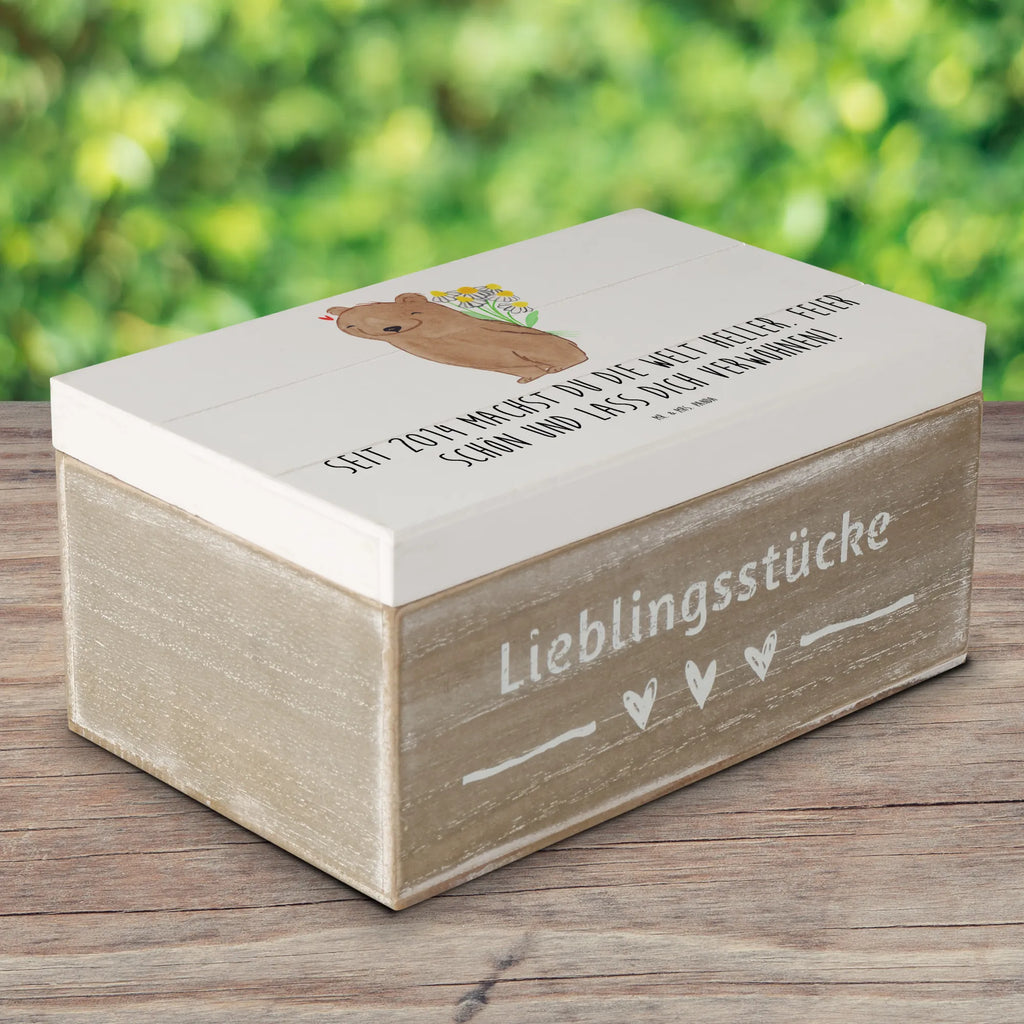 Wooden chest Seit 2014 machst du die Welt heller. Feier schön und lass dich verwöhnen! Geschenkdose, Erinnerungskiste, Schatulle, Erinnerungsbox, Geschenkbox, XXL, Holzkiste, Kiste, Schatzkiste, Aufbewahrungsbox, Truhe, Dekokiste, Geburtstag, Geburtstagsgeschenk, Geschenk