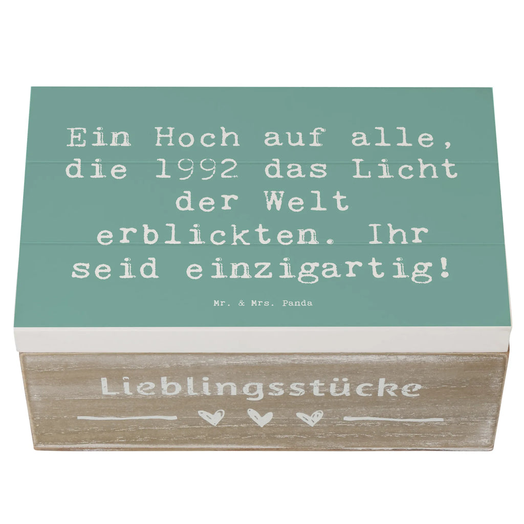 Wooden chest Saying Ein Hoch auf alle, die 1992 das Licht der Welt erblickten. Ihr seid einzigartig! Truhe, Aufbewahrungsbox, XXL, Erinnerungsbox, Geschenkdose, Geschenkbox, Kiste, Schatulle, Holzkiste, Schatzkiste, Dekokiste, Erinnerungskiste, Geburtstag, Geburtstagsgeschenk, Geschenk