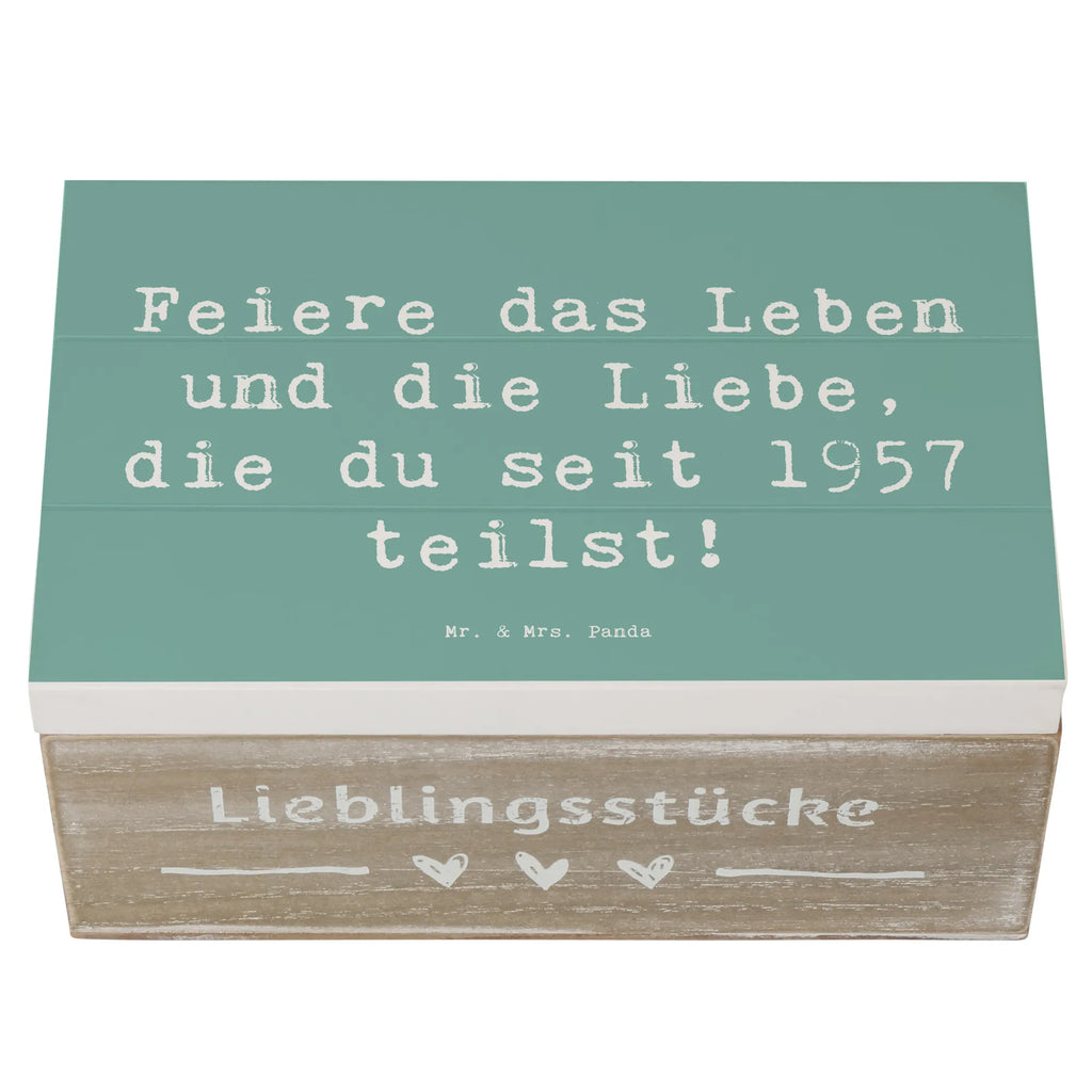Wooden chest Saying Feiere das Leben und die Liebe, die du seit 1957 teilst! Erinnerungsbox, Truhe, XXL, Dekokiste, Schatulle, Geschenkdose, Erinnerungskiste, Schatzkiste, Holzkiste, Kiste, Aufbewahrungsbox, Geschenkbox, Geburtstag, Geburtstagsgeschenk, Geschenk