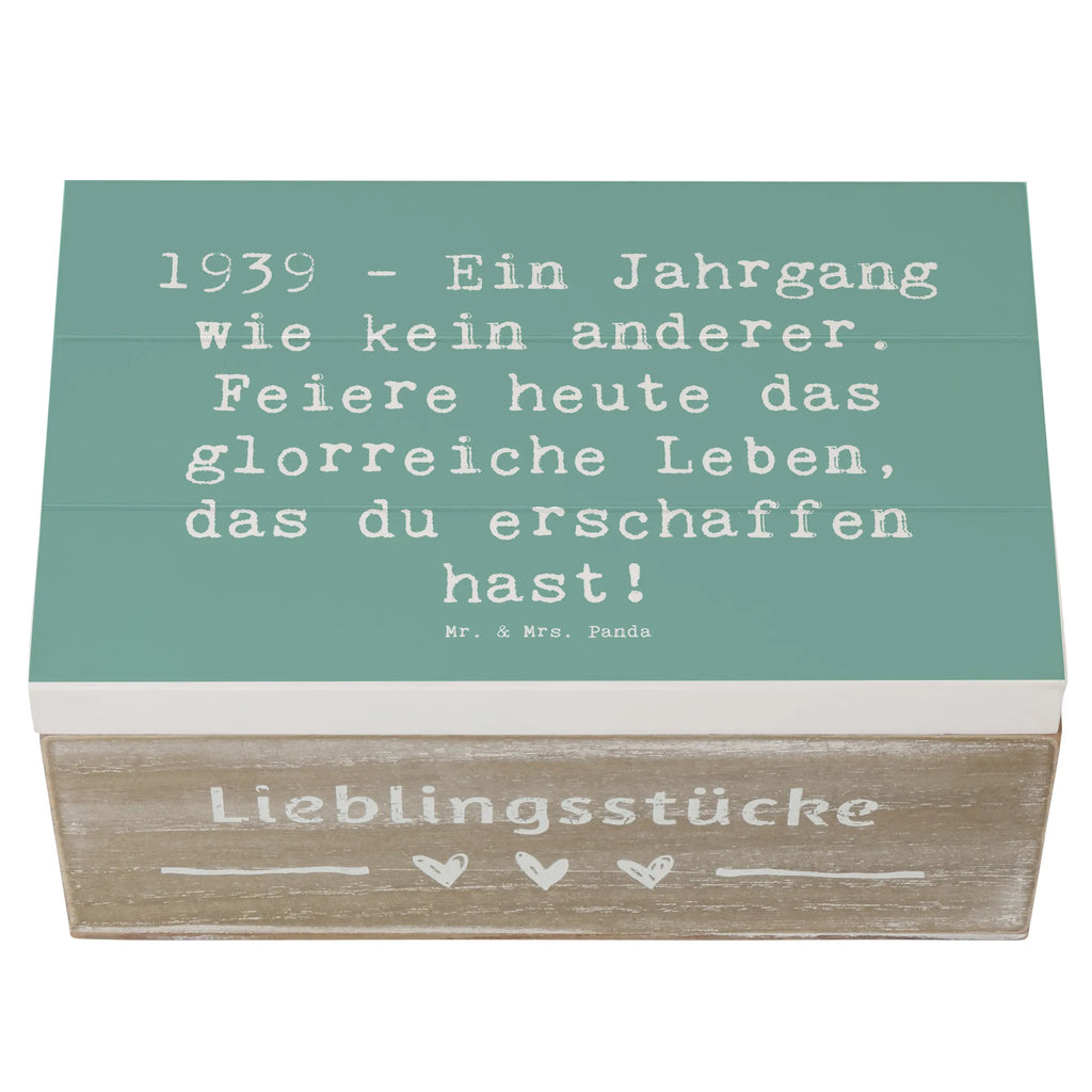 Wooden chest Saying 1939 - Ein Jahrgang wie kein anderer. Feiere heute das glorreiche Leben, das du erschaffen hast! Geschenkdose, Truhe, Aufbewahrungsbox, Schatulle, Holzkiste, Kiste, XXL, Erinnerungsbox, Schatzkiste, Geschenkbox, Dekokiste, Erinnerungskiste, Geburtstag, Geburtstagsgeschenk, Geschenk