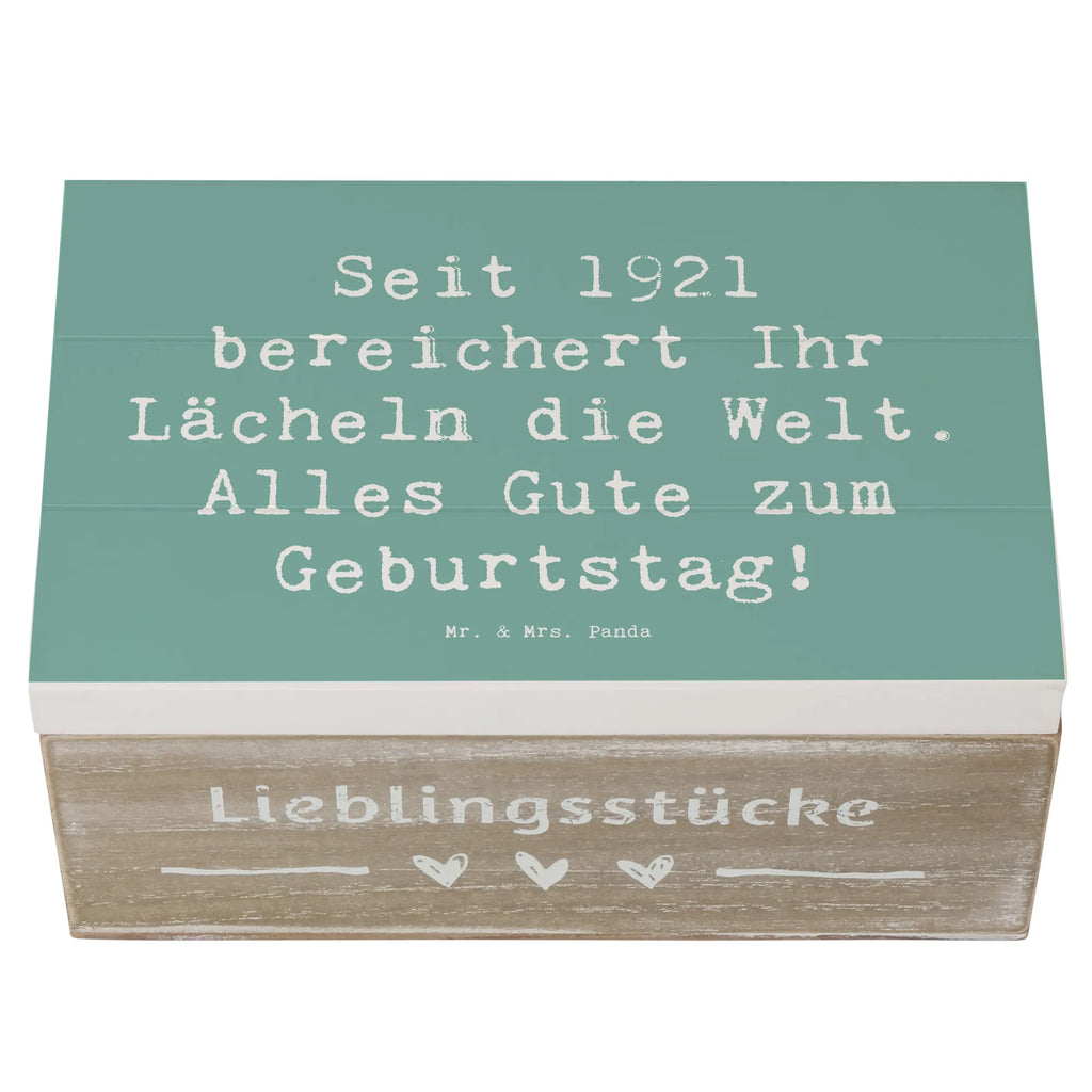 Wooden chest Saying Seit 1921 bereichert Ihr Lächeln die Welt. Alles Gute zum Geburtstag! Kiste, Geschenkdose, Aufbewahrungsbox, Erinnerungsbox, Dekokiste, Schatzkiste, Truhe, Schatulle, XXL, Geschenkbox, Erinnerungskiste, Holzkiste, Geburtstag, Geburtstagsgeschenk, Geschenk