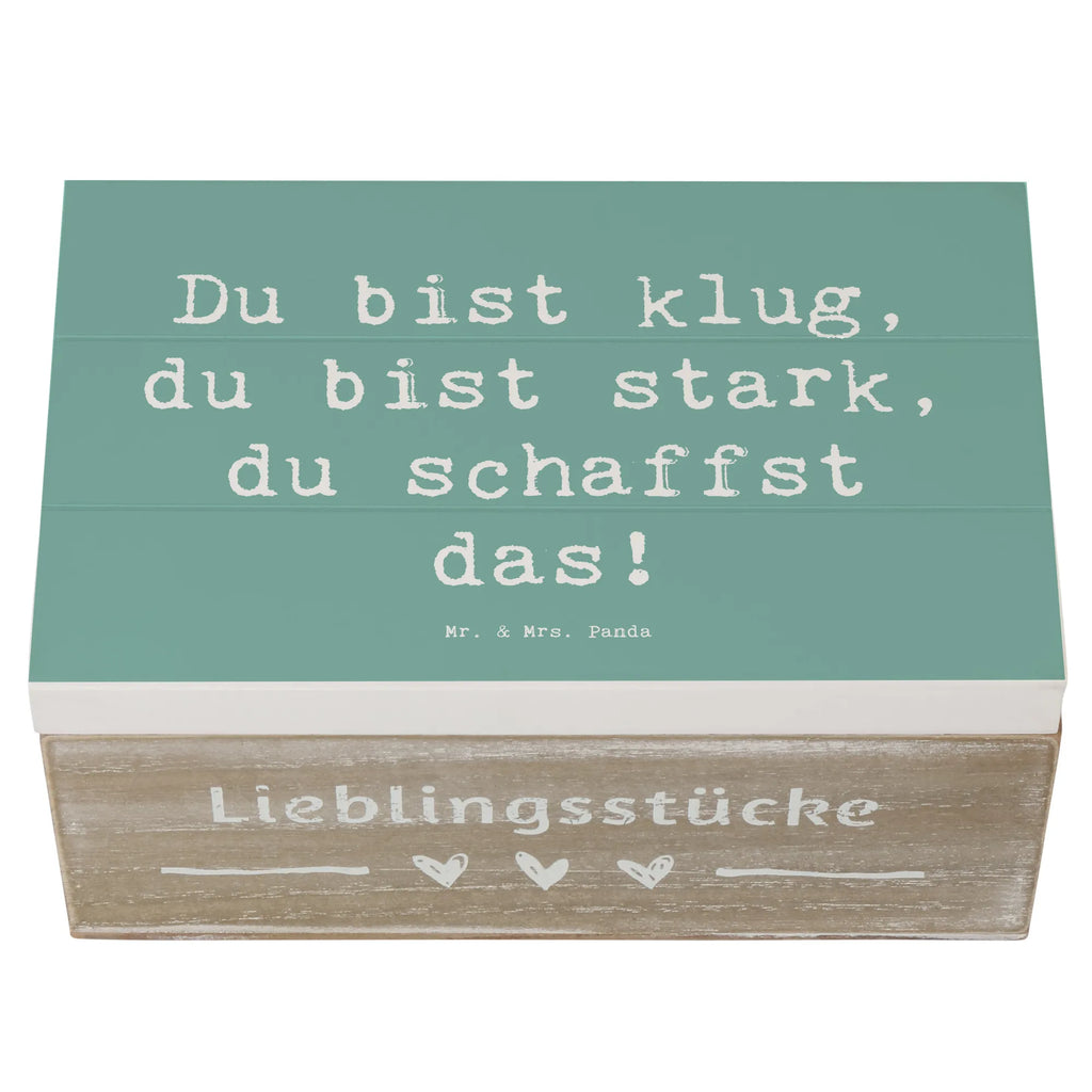 Wooden chest Saying Du bist klug, du bist stark, du schaffst das! Aufbewahrungsbox, dekorative holzkiste, deko box, aufbewahrungsbox aus holz, Schatulle, holztruhe, aufbewahrungskiste, aufbewahrungsbox holz, Geschenkbox, Kiste, holzboxen, Dekokiste, holzbox, Erinnerungskiste, Holzkiste, Truhe, box aus holz, holzbox mit deckel, erinnerungsbox baby, holzkiste mit deckel, ordnungsbox, Erinnerungsbox, holzkisten, erinnerungsbox hochzeit, schmuckkästchen, holz aufbewahrungsbox, Schatzkiste, einzigartig, sprüche, inspiration, mr and mrs panda, alltag verschönern, schöne sprüche, zitate, motivation, shopify, lächeln, glück, kreativ, lebensweisheiten, wohnaccessoires, freude, sprüche sammlung, spruch kollektion, geschenkideen, dekoration, liebe, nachhaltige geschenke, wanddeko