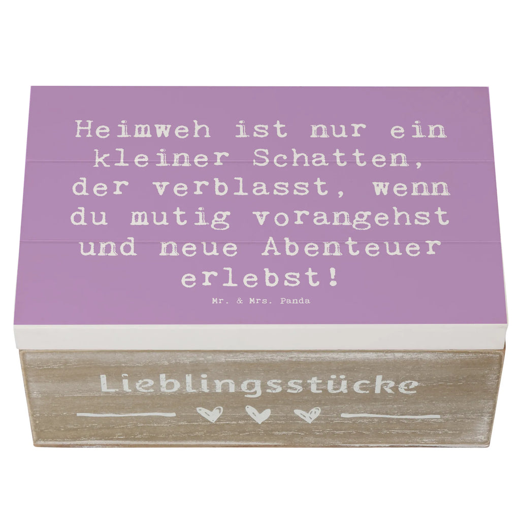 Wooden chest Saying Heimweh ist nur ein kleiner Schatten, der verblasst, wenn du mutig vorangehst und neue Abenteuer erlebst! Schatulle, Kiste, Schatzkiste, Erinnerungsbox, Holzkiste, Truhe, XXL, Geschenkbox, Aufbewahrungsbox, Dekokiste, Erinnerungskiste, Geschenkdose, sprüche, zitate, spruch kollektion, inspiration, motivation, lebensweisheiten, geschenkideen, wanddeko, wohnaccessoires, sprüche sammlung, schöne sprüche, glück, liebe, freude, lächeln, alltag verschönern, nachhaltige geschenke, dekoration, kreativ, einzigartig, shopify, mr and mrs panda