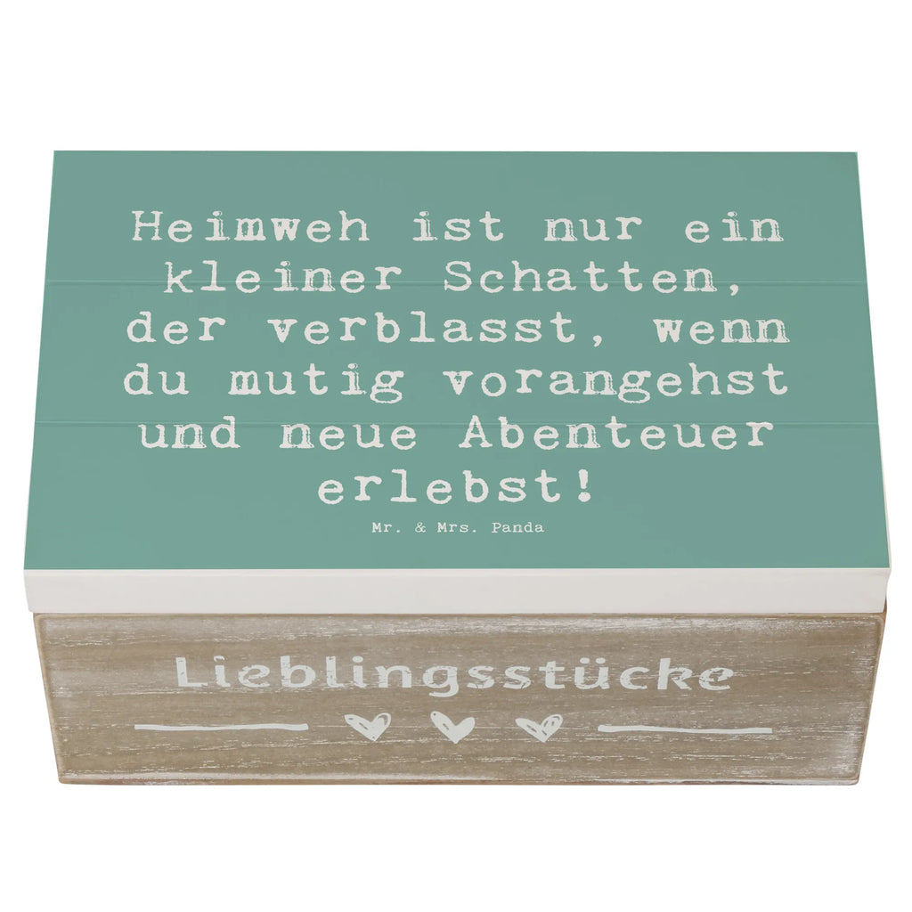 Wooden chest Saying Heimweh ist nur ein kleiner Schatten, der verblasst, wenn du mutig vorangehst und neue Abenteuer erlebst! Schatulle, Kiste, Schatzkiste, Erinnerungsbox, Holzkiste, Truhe, XXL, Geschenkbox, Aufbewahrungsbox, Dekokiste, Erinnerungskiste, Geschenkdose, sprüche, zitate, spruch kollektion, inspiration, motivation, lebensweisheiten, geschenkideen, wanddeko, wohnaccessoires, sprüche sammlung, schöne sprüche, glück, liebe, freude, lächeln, alltag verschönern, nachhaltige geschenke, dekoration, kreativ, einzigartig, shopify, mr and mrs panda