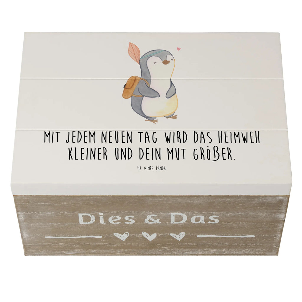 Wooden chest Mit jedem neuen Tag wird das Heimweh kleiner und dein Mut größer. Aufbewahrungsbox, box holz, Holzbox mit Deckel, Box, Schatzkiste, Box aus Holz, schmuckbox, Holzkiste, holzschachtel, Geschenkbox, holzkästchen, truhe mit deckel, Aufbewahrungsbox aus Holz, Aufbewahrungsbox Holz, kiste holz, schmuckkiste, Holztruhe, holzschatulle, fotokiste, Holzkiste mit Deckel, Holz Aufbewahrungsbox, Aufbewahrungskiste, Truhe, fotobox, truhe holz, Schatulle, schatztruhe, Kiste mit Deckel, geschenkkiste, geschenkbox holz, Erinnerungsbox, aufbewahrungskiste mit deckel, geschenkbox mit deckel, Kiste, Erinnerungskiste, schatzkiste holz, schmucktruhe, Aufbewahrungstruhe, erinnerungsbox holz, Holzbox, Lächeln, freude, wohnaccessoires, sprüche, shopify, motivation, Einzigartig, inspiration, zitate, Dekoration, sprüche sammlung, nachhaltige geschenke, geschenkideen, Kreativ, mr and mrs panda, alltag verschönern, glück, wanddeko, lebensweisheiten, liebe, spruch kollektion, schöne sprüche