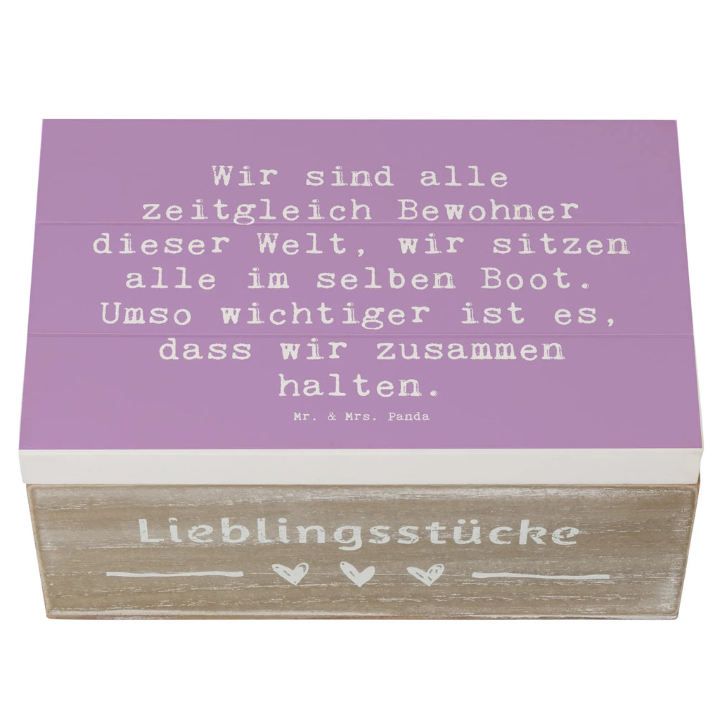 Wooden chest Saying Wir sind alle zeitgleich Bewohner dieser Welt, wir sitzen alle im selben Boot. Umso wichtiger ist es, dass wir zusammen halten. Dekokiste, Geschenkbox, Aufbewahrungsbox, Schatulle, Kiste, Erinnerungskiste, Erinnerungsbox, Truhe, Geschenkdose, XXL, Schatzkiste, Holzkiste