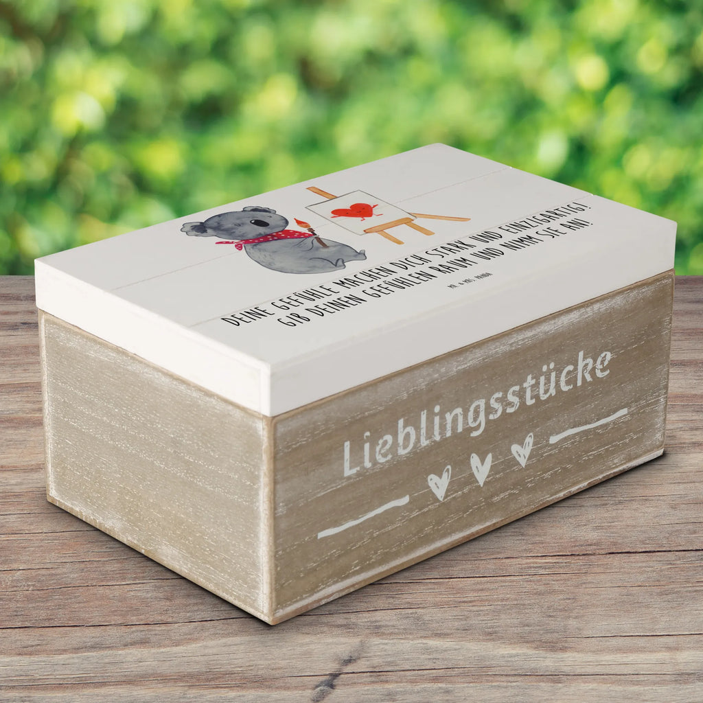 Holzkiste Emotionen ausdrücken Holzbox, fotobox, Schatzkiste, Kiste mit Deckel, erinnerungsbox holz, Holz Aufbewahrungsbox, kiste holz, Aufbewahrungskiste, geschenkkiste, Geschenkbox, Schatulle, Erinnerungsbox, schatztruhe, truhe mit deckel, Truhe, schatzkiste holz, schmuckbox, holzschatulle, schmuckkiste, Holzkiste, Aufbewahrungsbox aus Holz, aufbewahrungskiste mit deckel, Aufbewahrungsbox, schmucktruhe, Box, holzschachtel, Holzkiste mit Deckel, truhe holz, Holztruhe, fotokiste, Kiste, geschenkbox mit deckel, Box aus Holz, Aufbewahrungstruhe, box holz, holzkästchen, Erinnerungskiste, geschenkbox holz, Holzbox mit Deckel, Aufbewahrungsbox Holz, Lächeln, freude, wohnaccessoires, sprüche, shopify, motivation, Einzigartig, inspiration, zitate, Dekoration, sprüche sammlung, nachhaltige geschenke, geschenkideen, Kreativ, mr and mrs panda, alltag verschönern, glück, wanddeko, lebensweisheiten, liebe, spruch kollektion, schöne sprüche