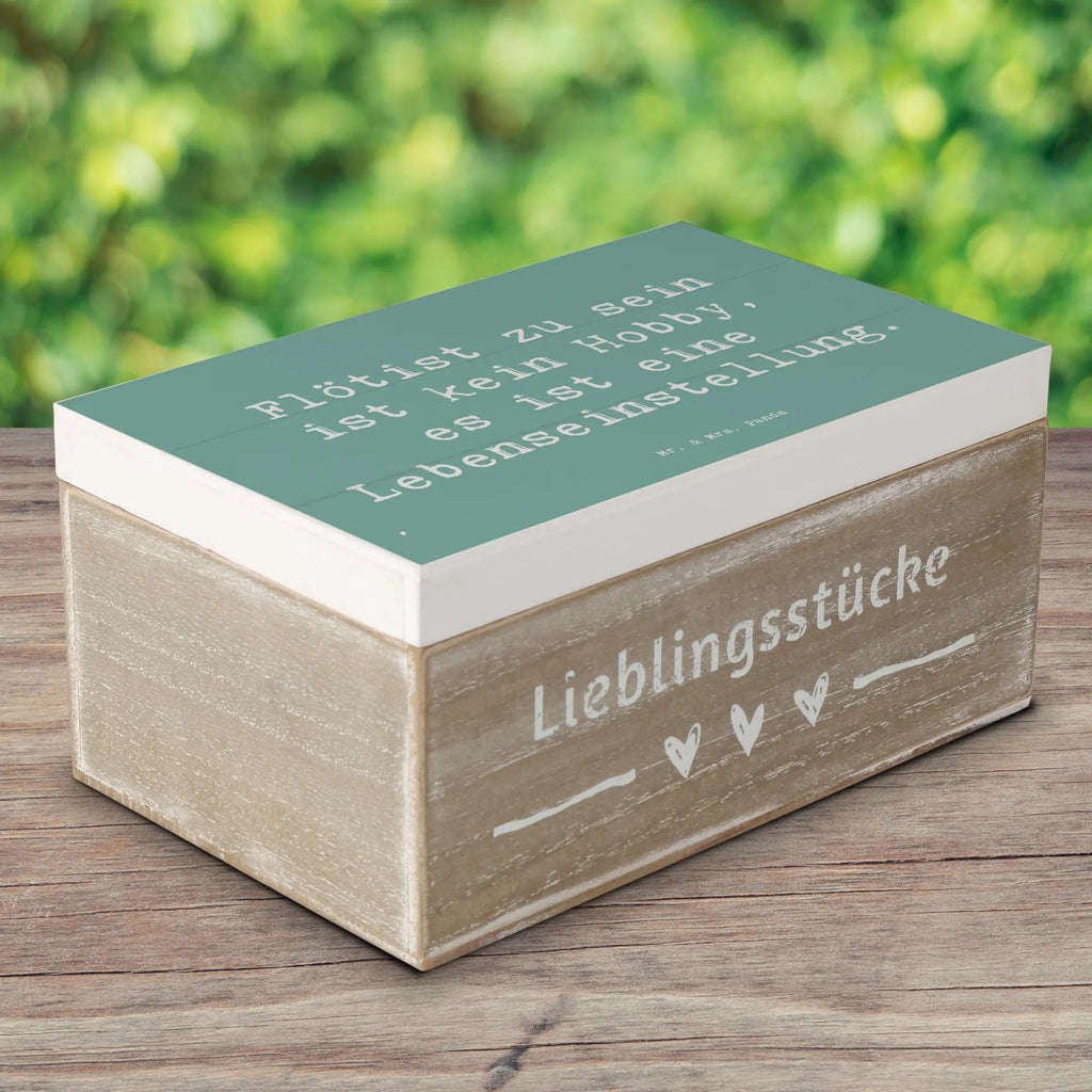 Wooden chest Saying Flötist zu sein ist kein Hobby, es ist eine Lebenseinstellung. Erinnerungskiste, XXL, Truhe, Geschenkdose, Schatzkiste, Dekokiste, Geschenkbox, Kiste, Erinnerungsbox, Schatulle, Holzkiste, Aufbewahrungsbox, Instrumente, Geschenke Musiker, Musikliebhaber
